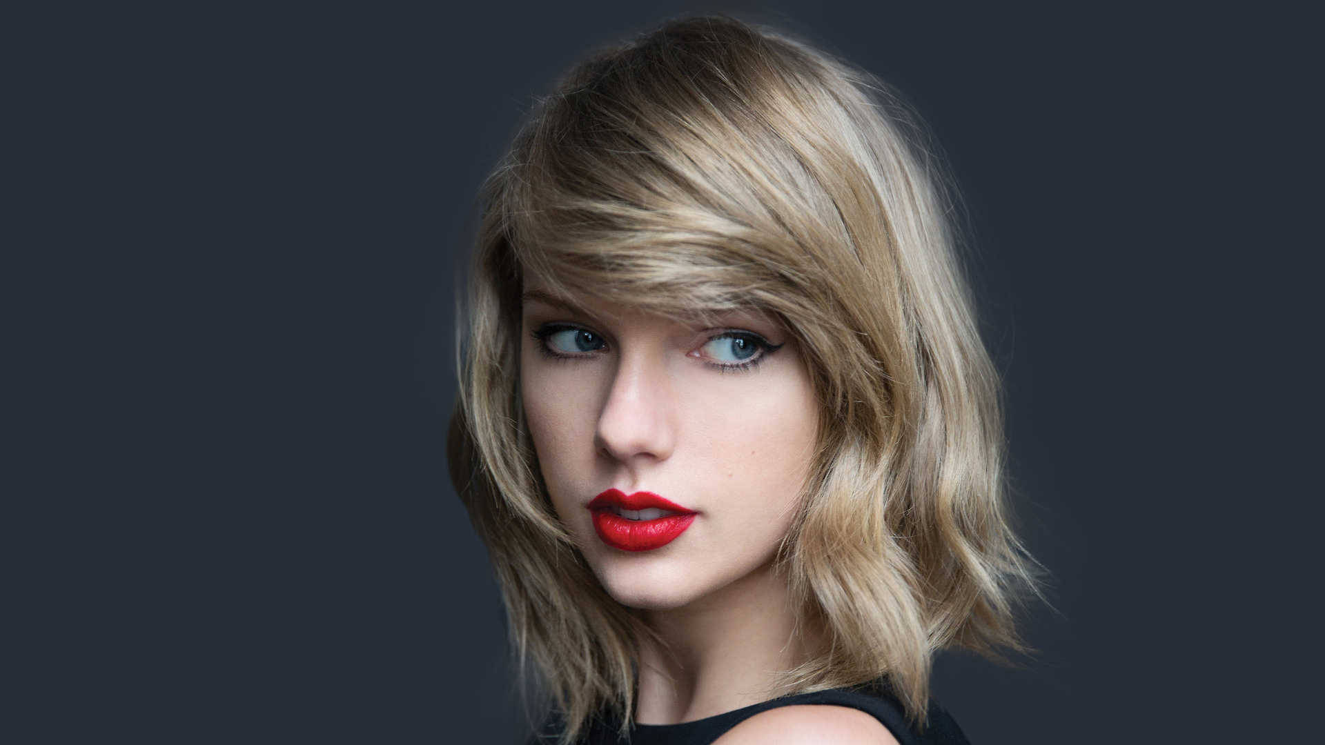 Fondo de pantalla minimalista de Taylor Swift con mirada inocente de lado.