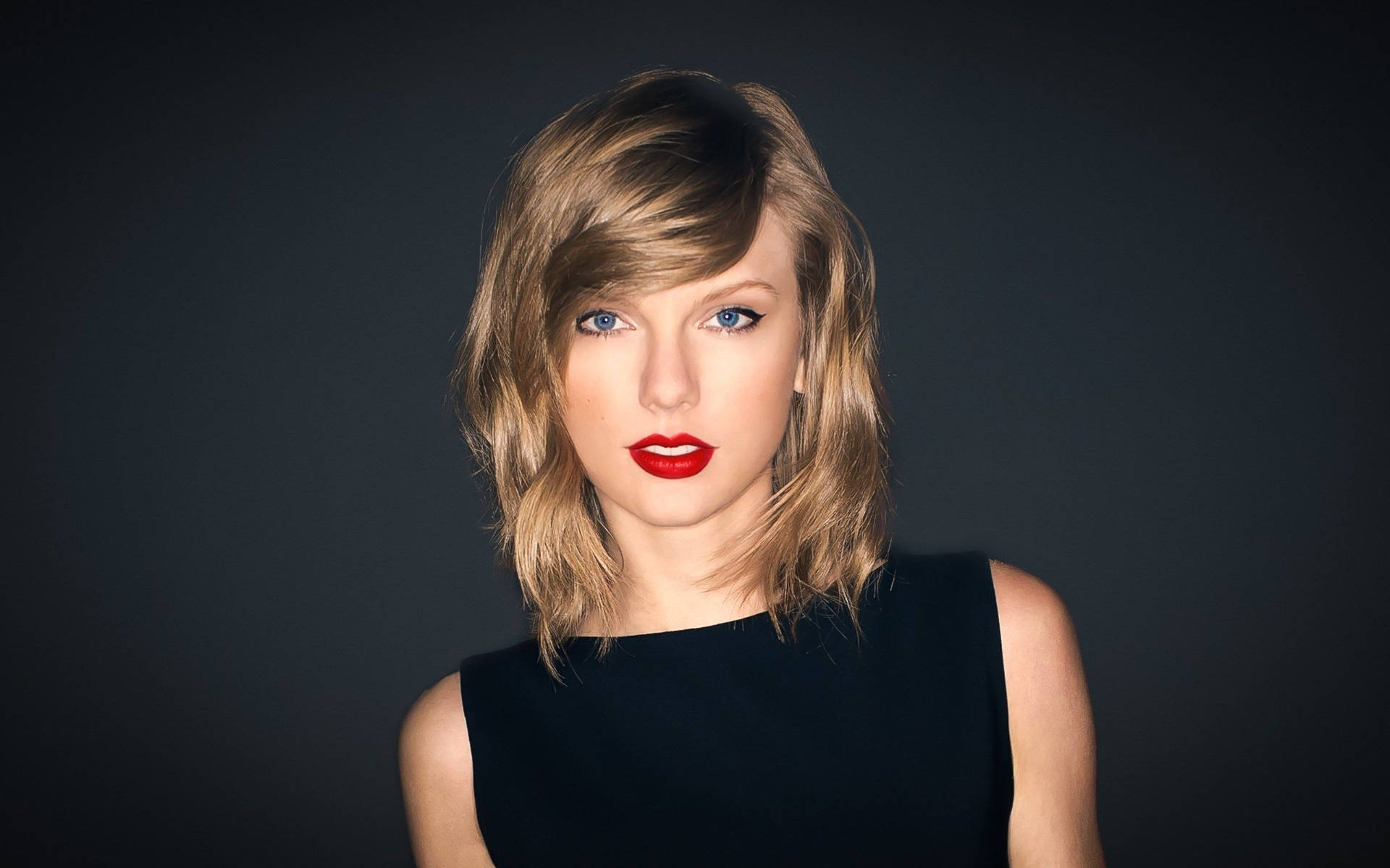 Fondo de pantalla de Taylor Swift en fotografía con top negro sin mangas.