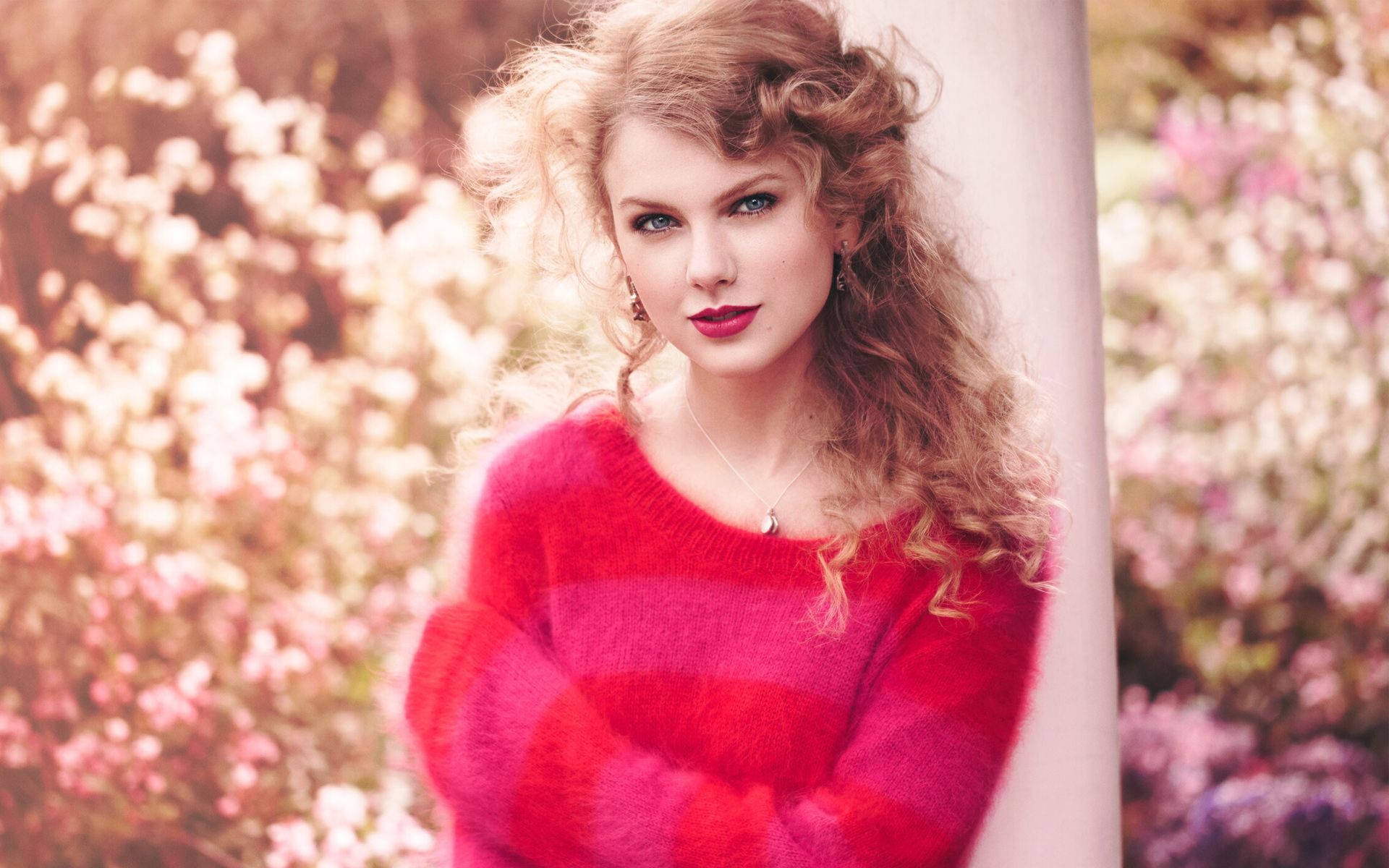 Foto de fondo de pantalla de Taylor Swift en un bonito tono rosa.