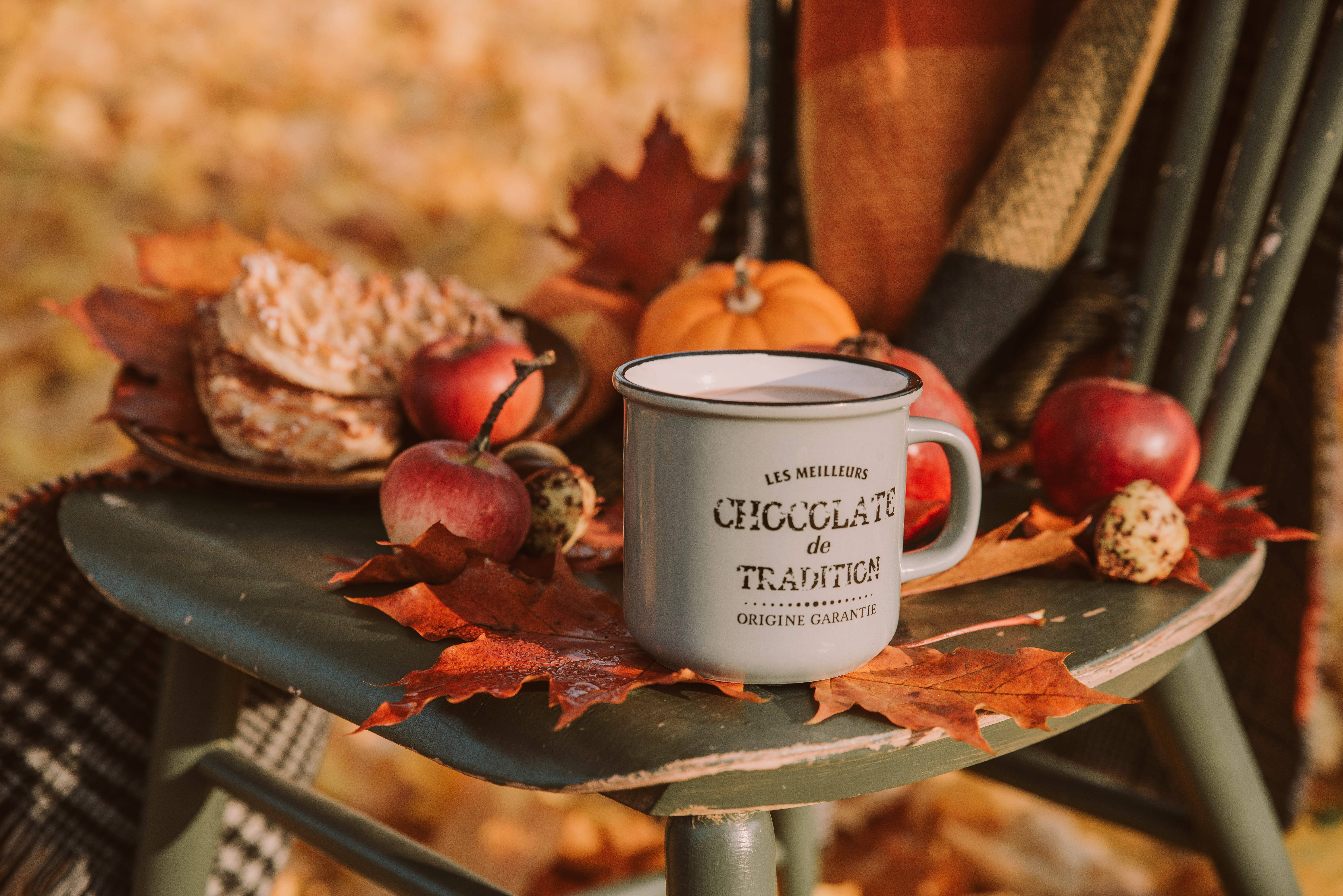 Taza blanca acogedora de otoño sobre taburete Fondos de pantalla
