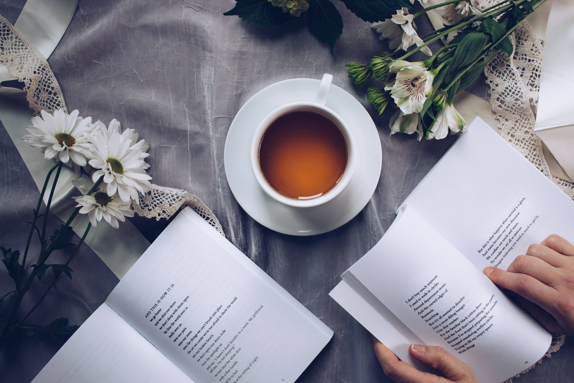Taza de cerámica blanca con platillo junto a dos libros Fondos de pantalla