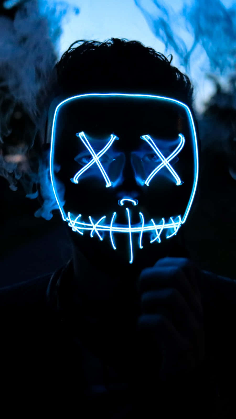 Teléfono genial con máscara de neón azul brillante Fondos de pantalla