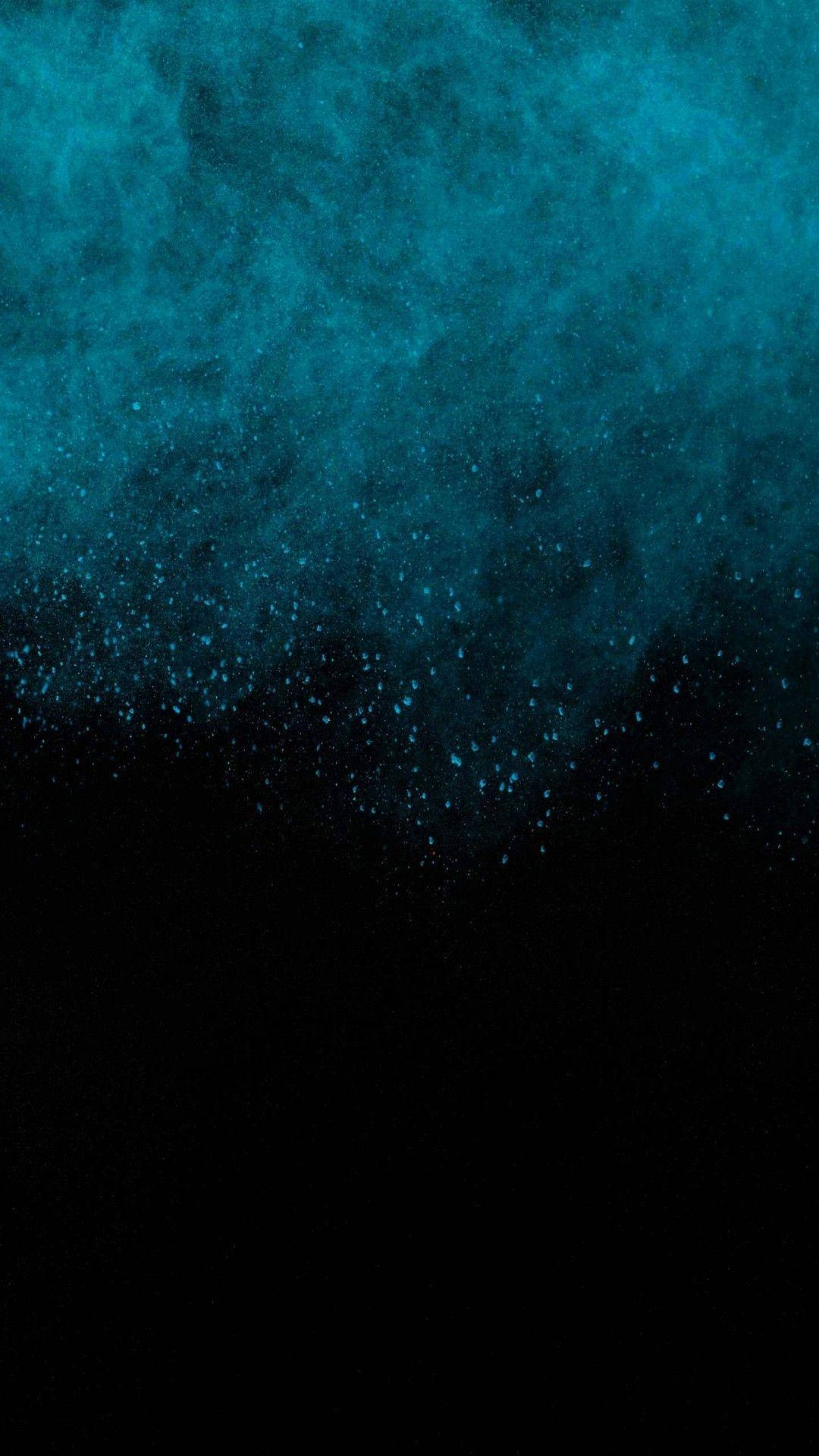 Teléfono oscuro con nubes azules brumosas Fondos de pantalla