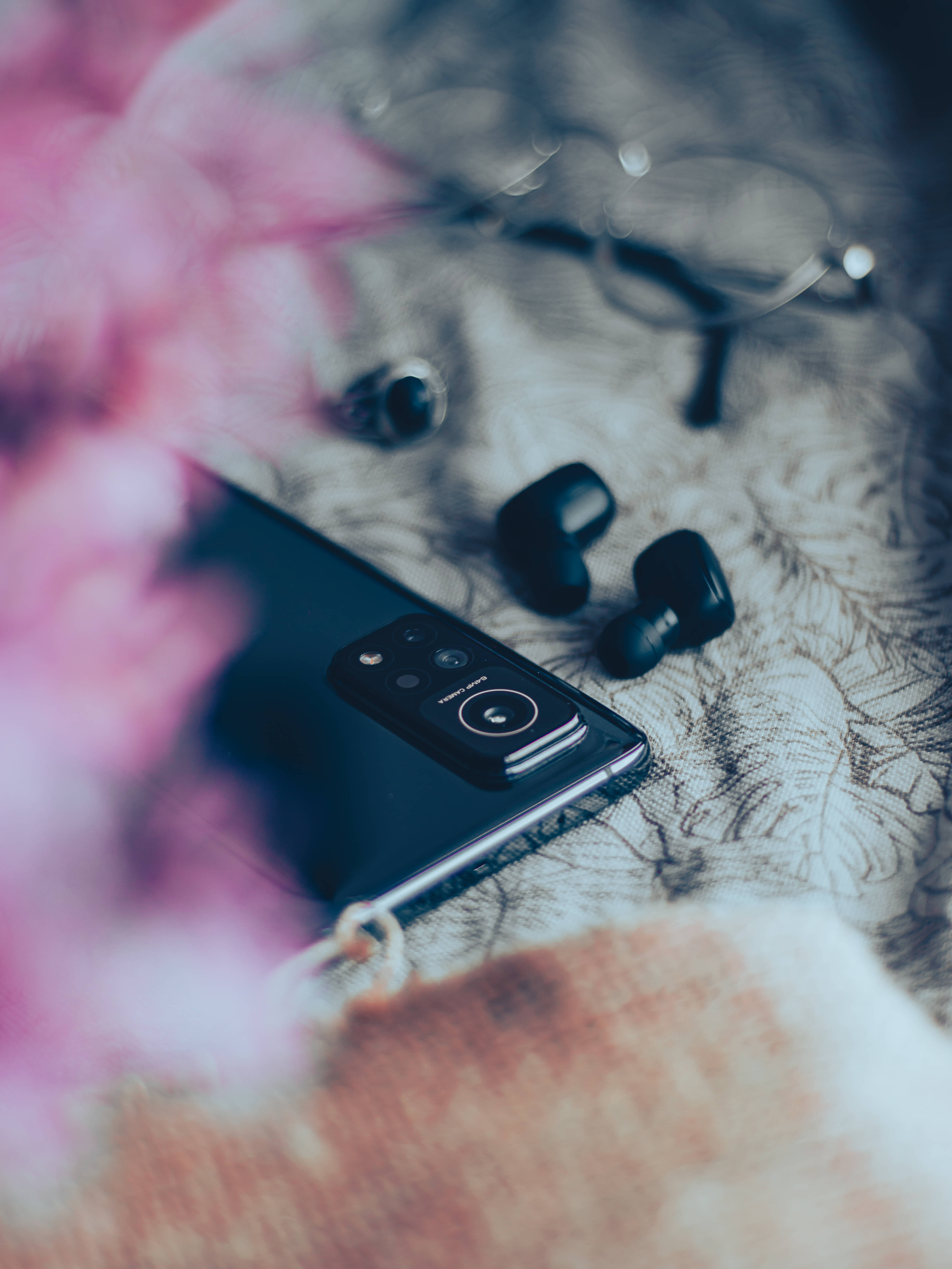 Teléfono Xiaomi en cama Fondos de pantalla