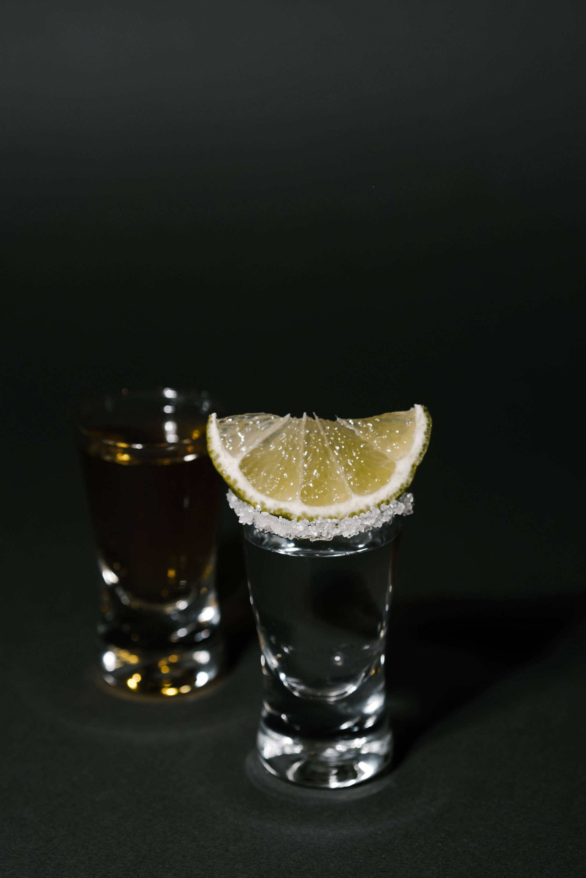 Tequila plateado y dorado con shots de limón Fondos de pantalla