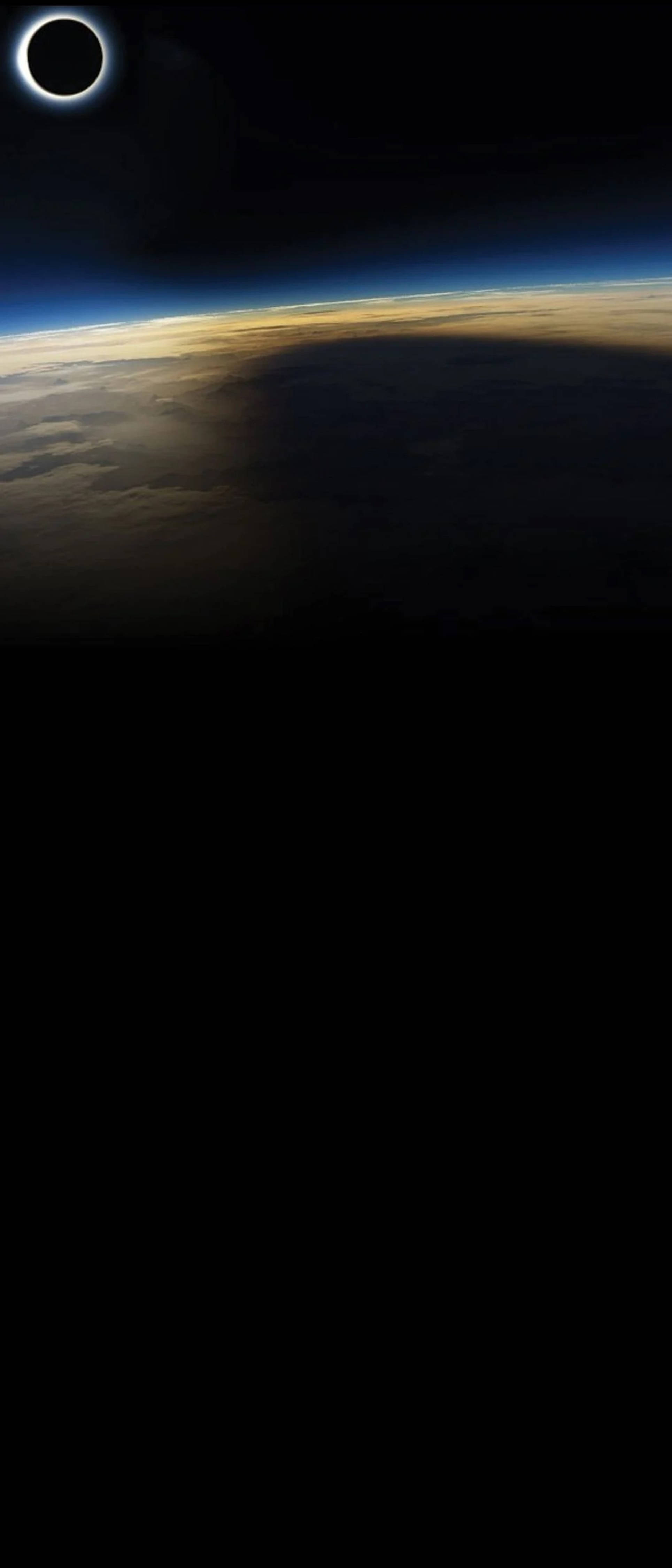Tierra Oscura Dramática - Punch Hole 4K Fondos de pantalla