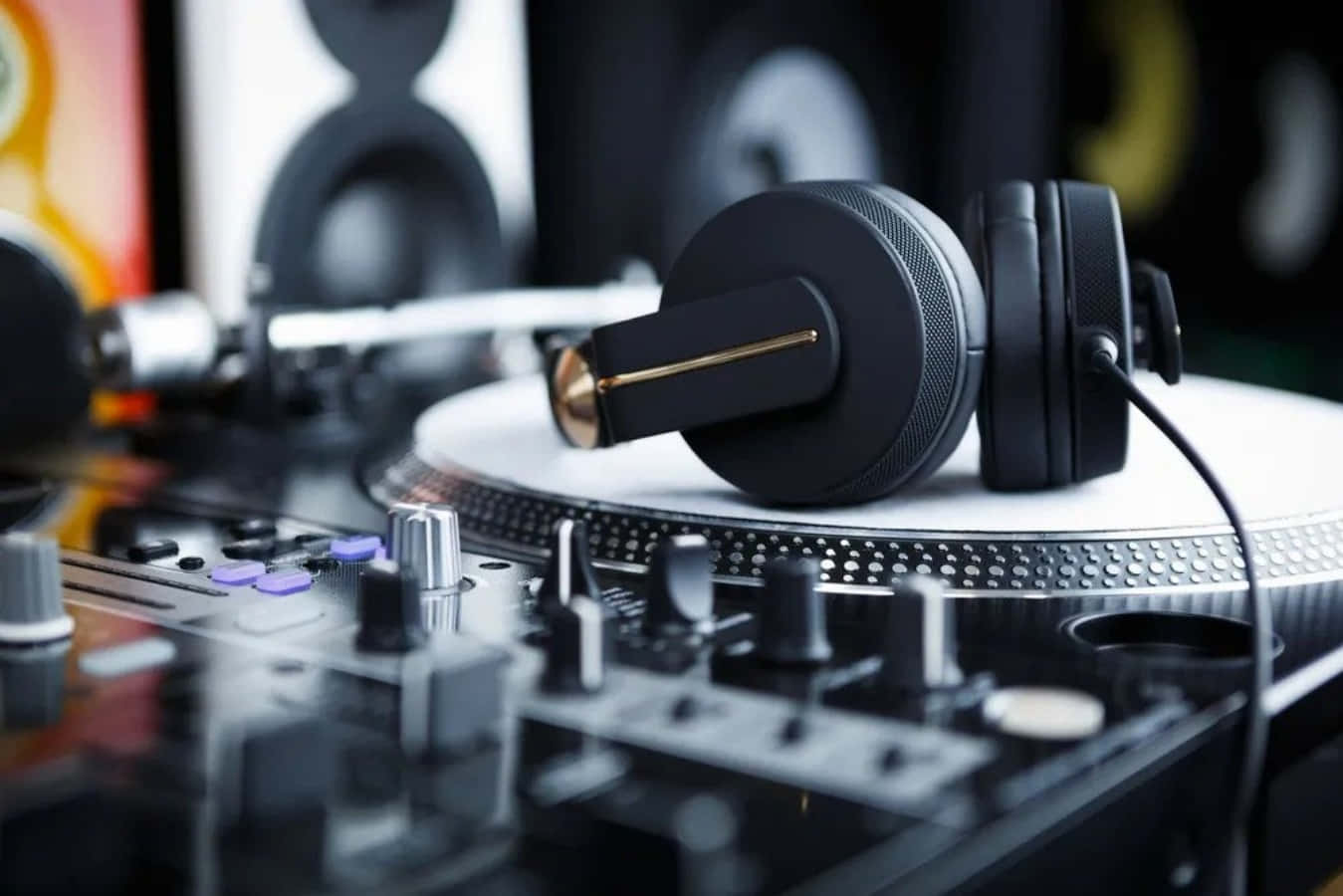 Tocadiscos y audífonos para DJ en escenario musical Fondos de pantalla