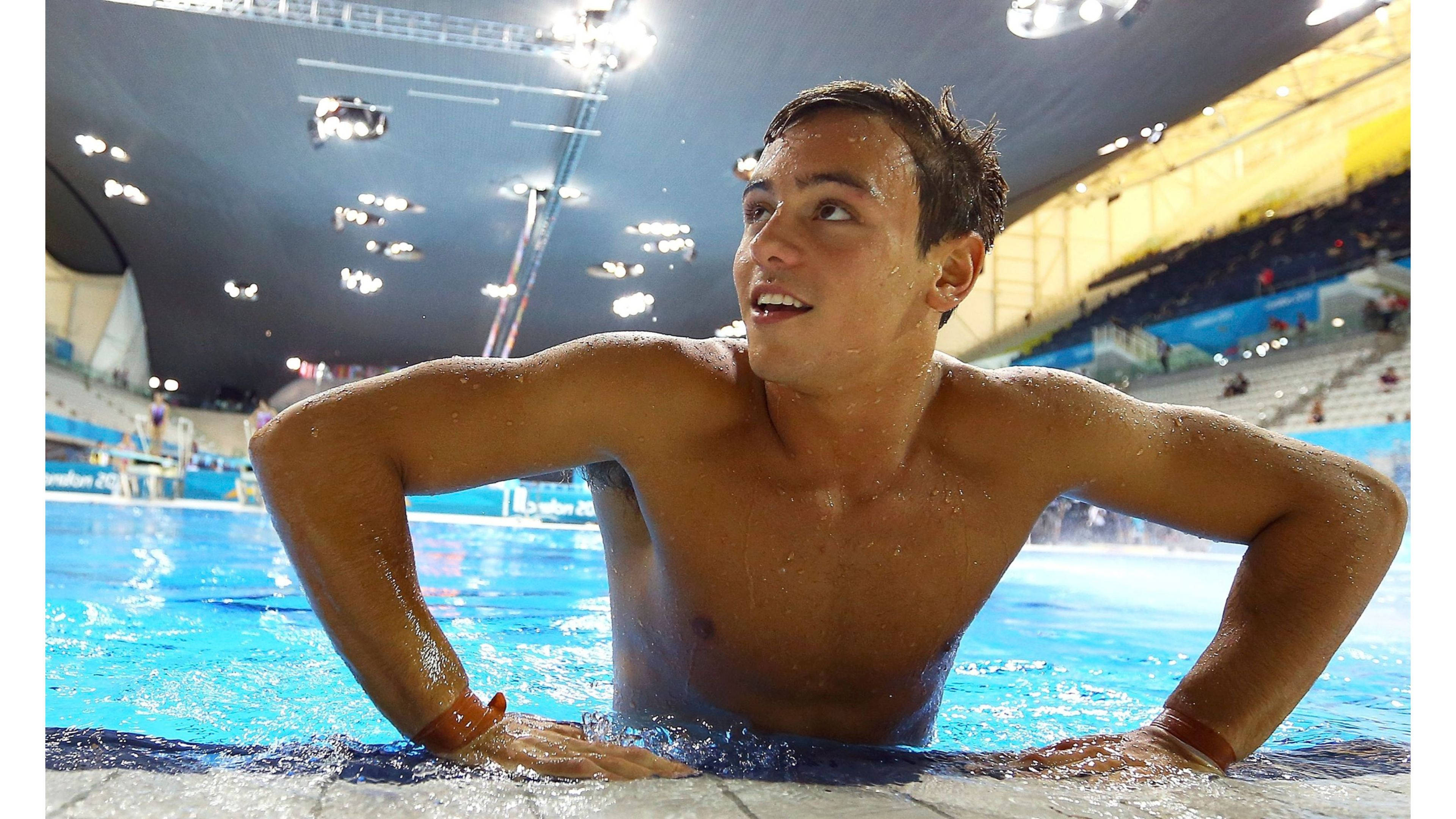 Tom Daley preparándose para un clavado al borde de la alberca. Fondos de pantalla