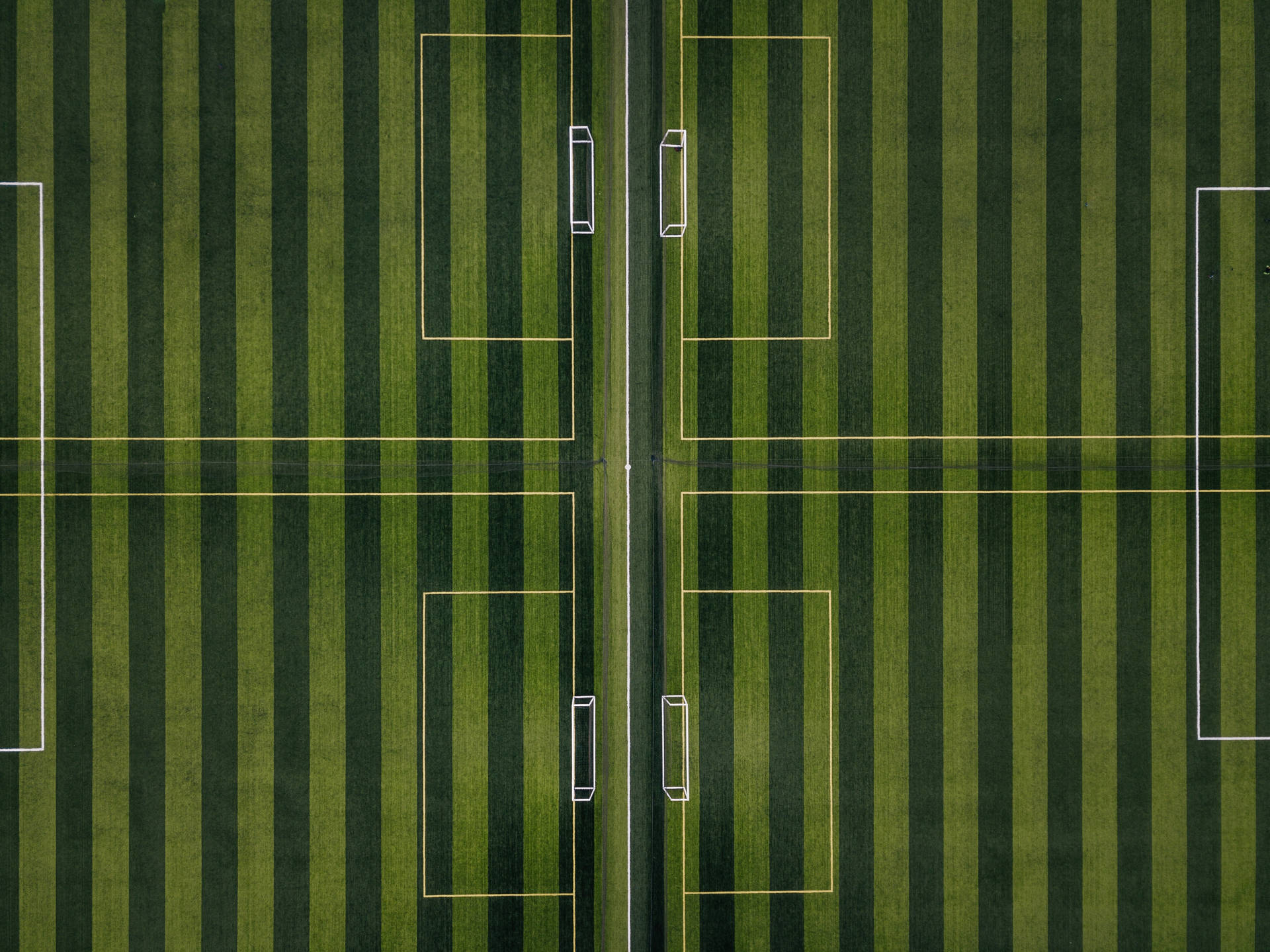 Fondo de escritorio de campo de fútbol rayado verde.