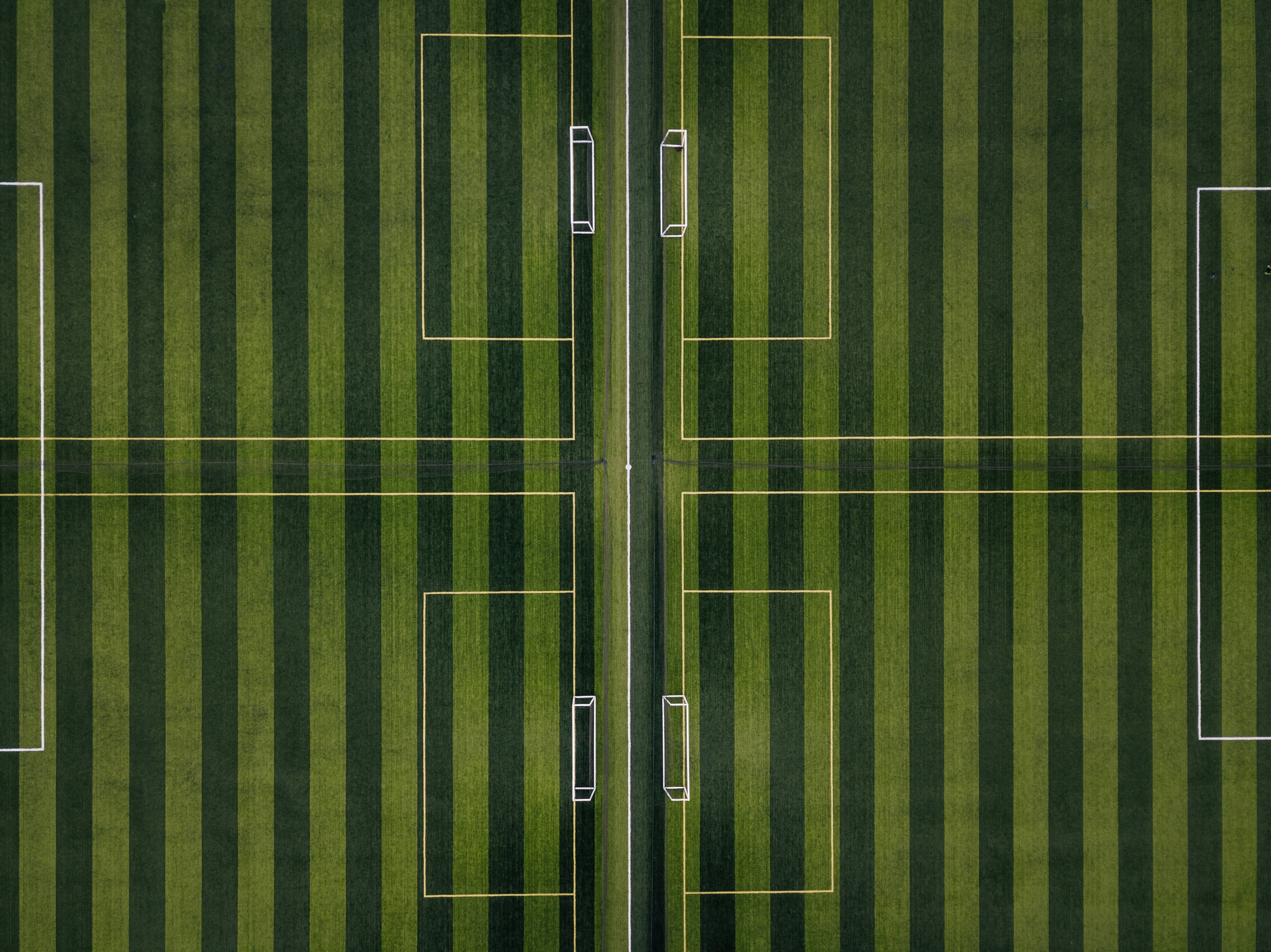 Toma el control del juego en el campo de fútbol rayado Fondos de pantalla