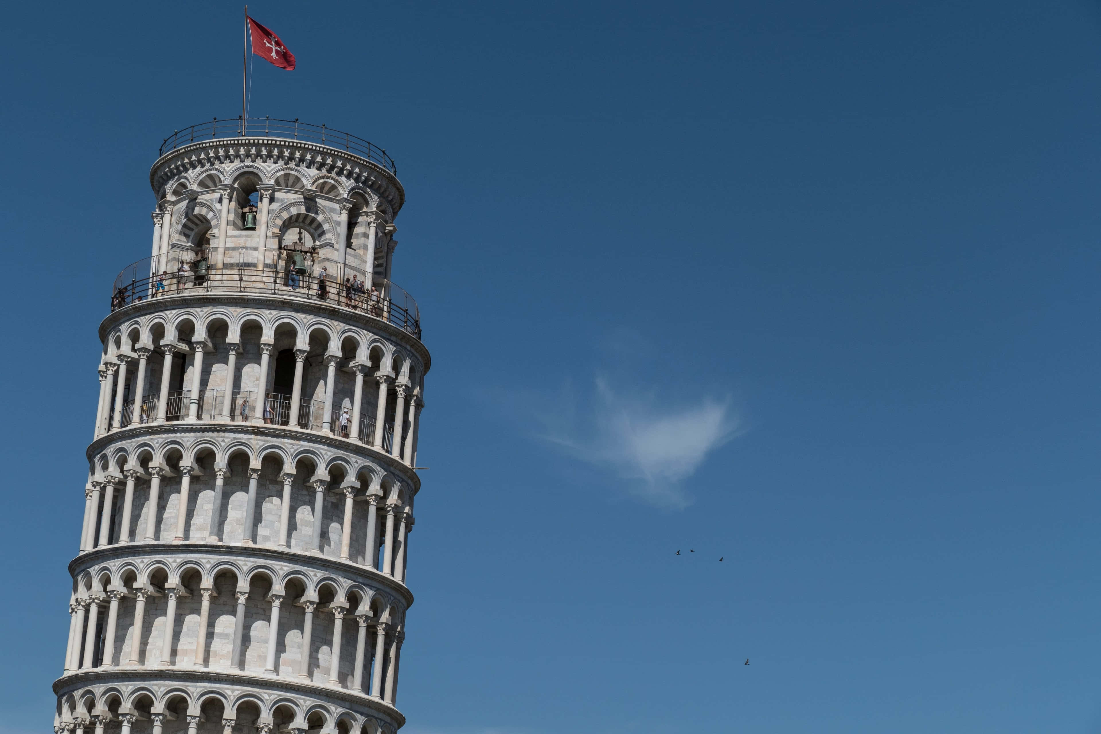 Torre de Pisa con Bandera de la Cruz Pisana Fondos de pantalla