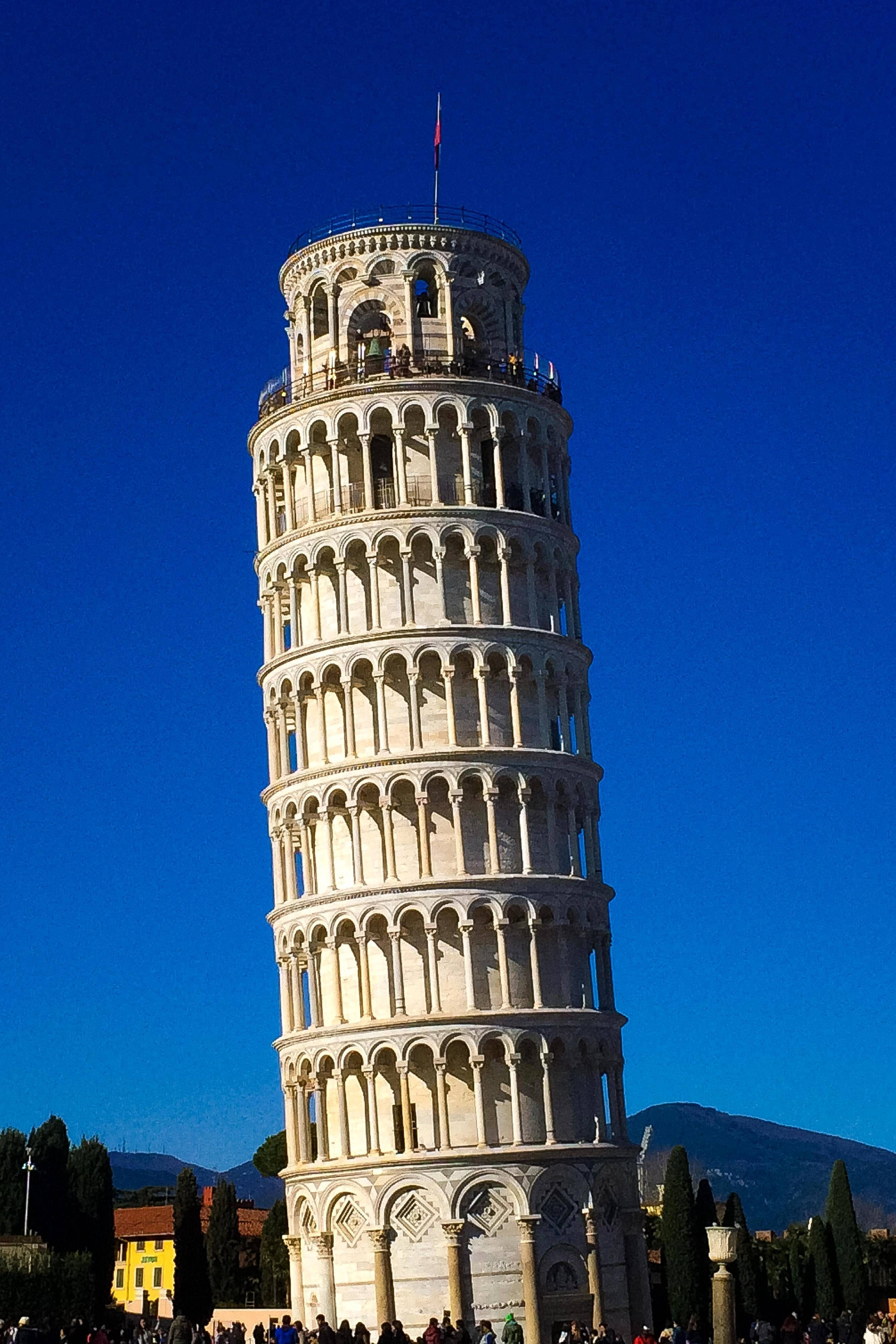 Torre Inclinada de Pisa contra cielo azul oscuro Fondos de pantalla