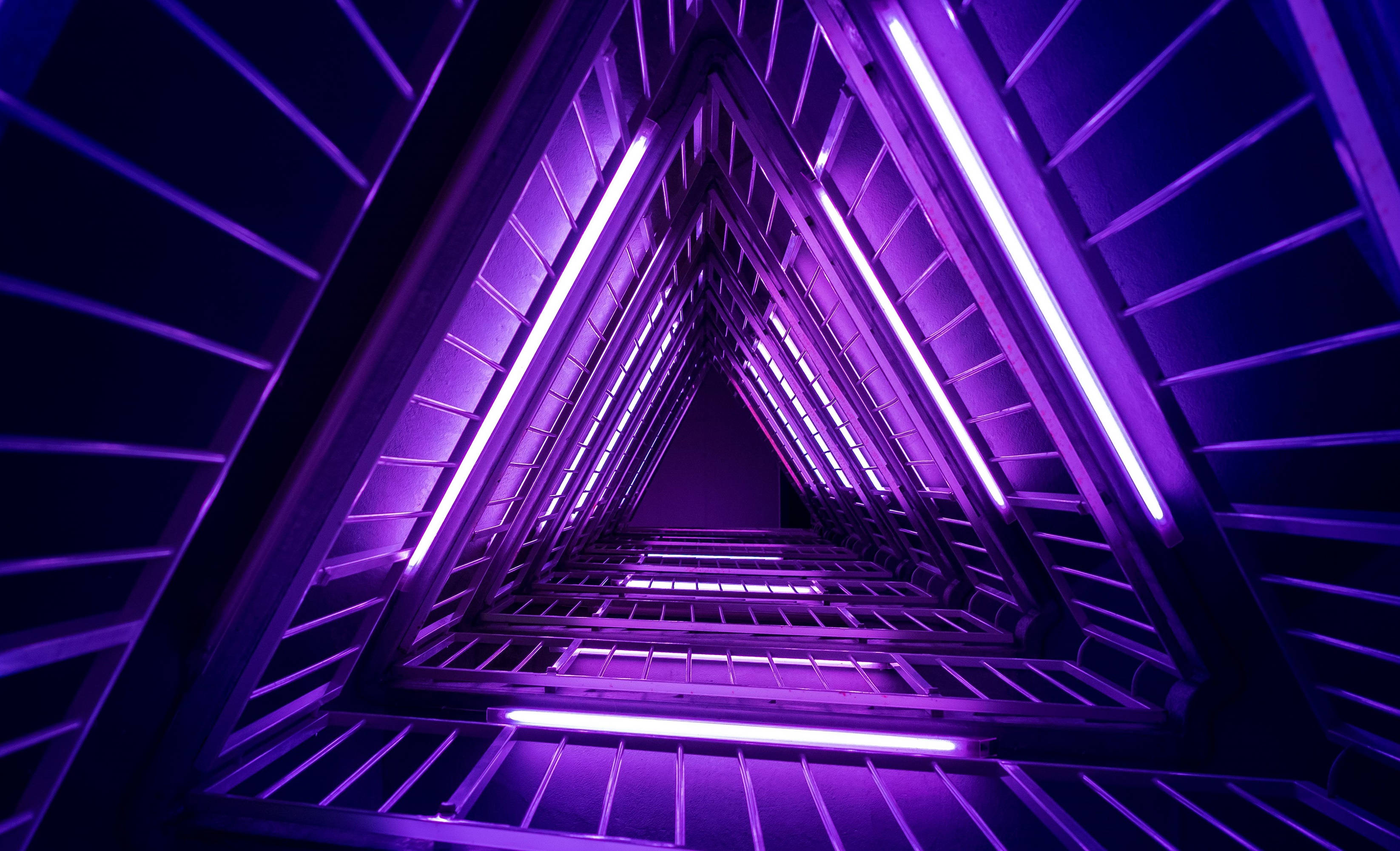 Túnel triangular neón morado 4K Fondos de pantalla