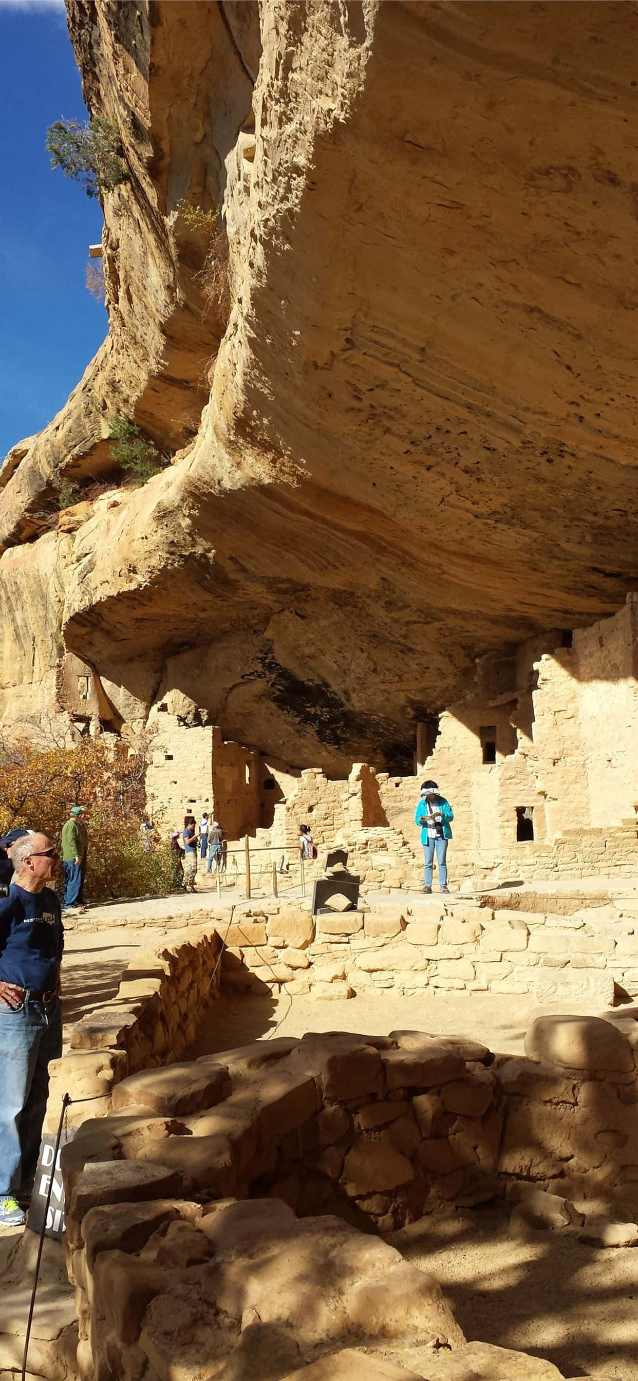 Turista explorando el Parque Nacional Mesa Verde Fondos de pantalla