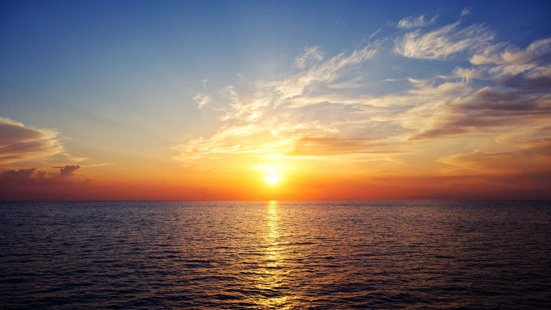 Un amanecer cálido y pacífico sobre un exuberante paisaje tropical Fondos de pantalla