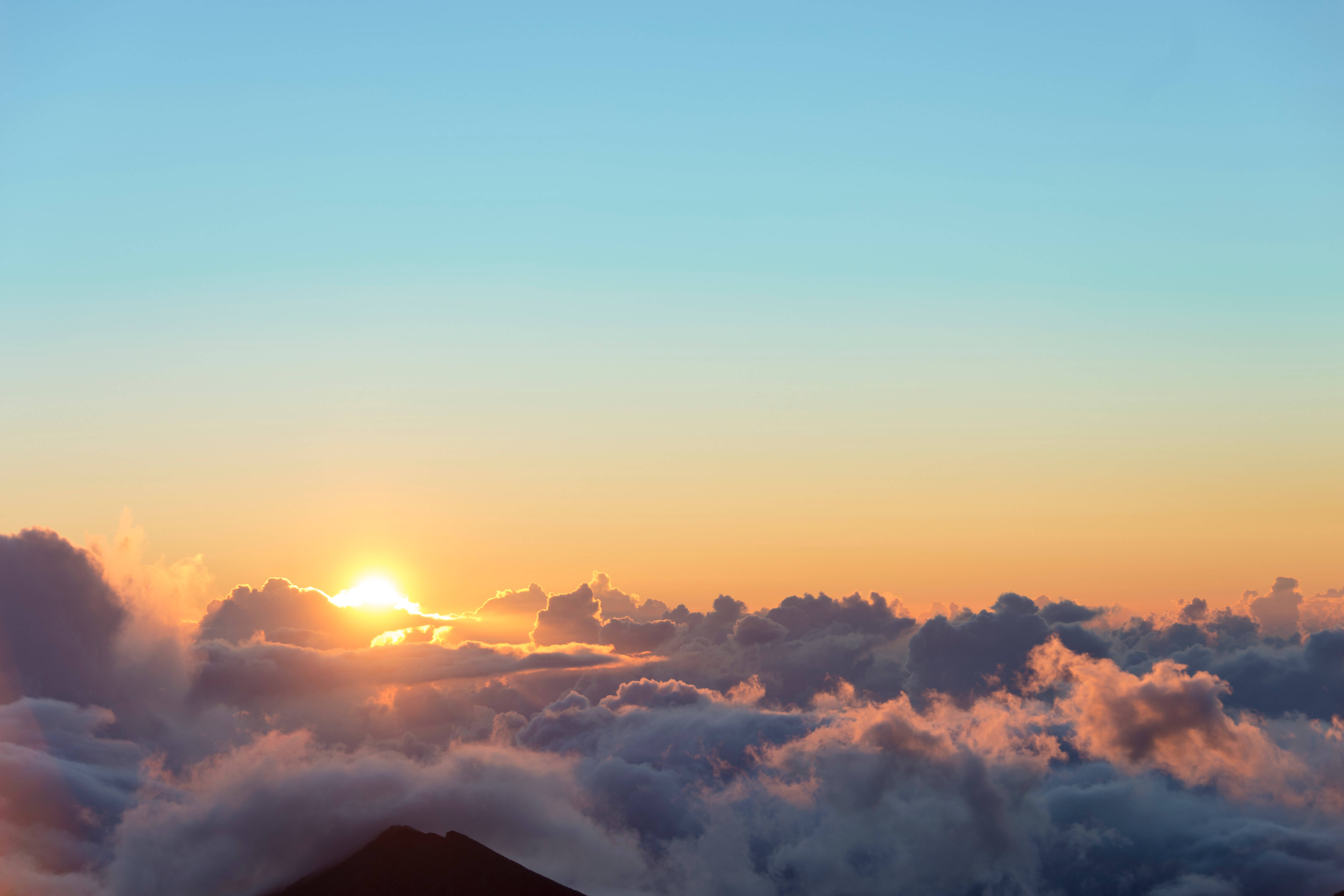 Un amanecer dramático y sobrecogedor sobre las nubes Fondos de pantalla