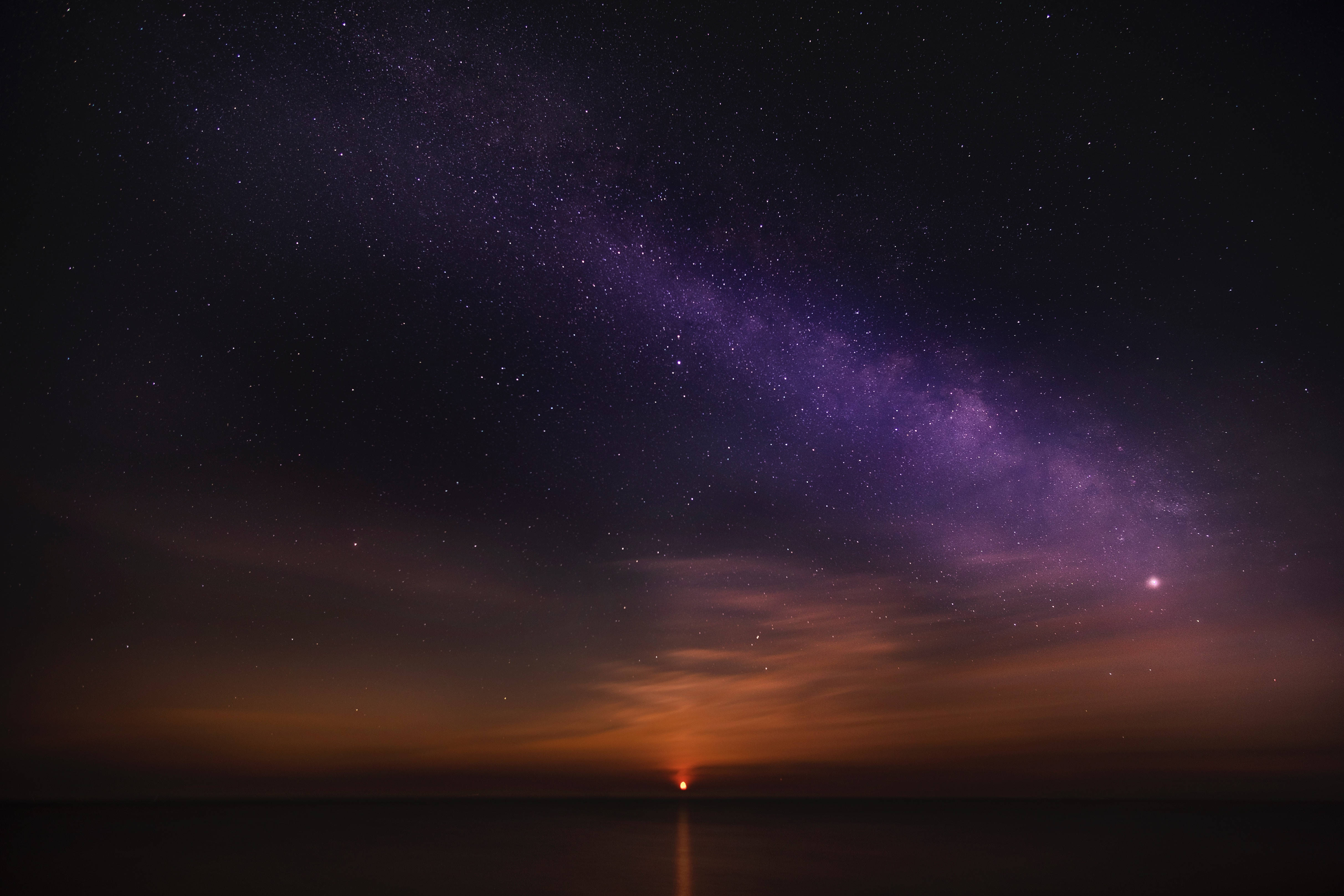 Un amanecer impresionante con un horizonte brillante Fondos de pantalla