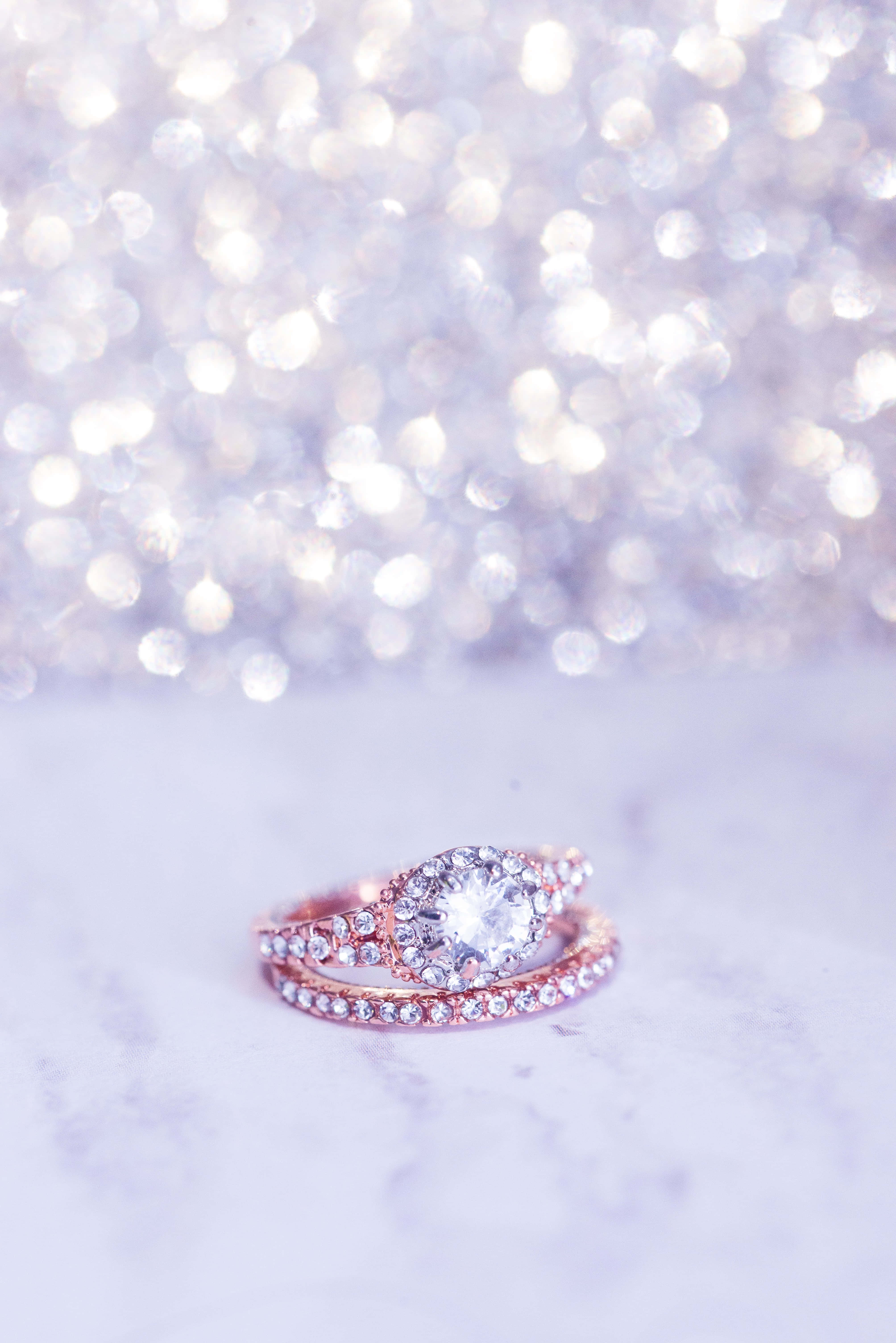 un anillo de compromiso rosa dorado con un diamante en el centro Fondos de pantalla