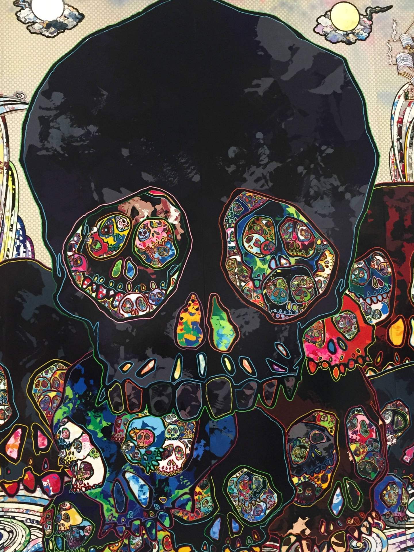 Arte de calavera con diseños coloridos dentro de los ojos y la nariz.