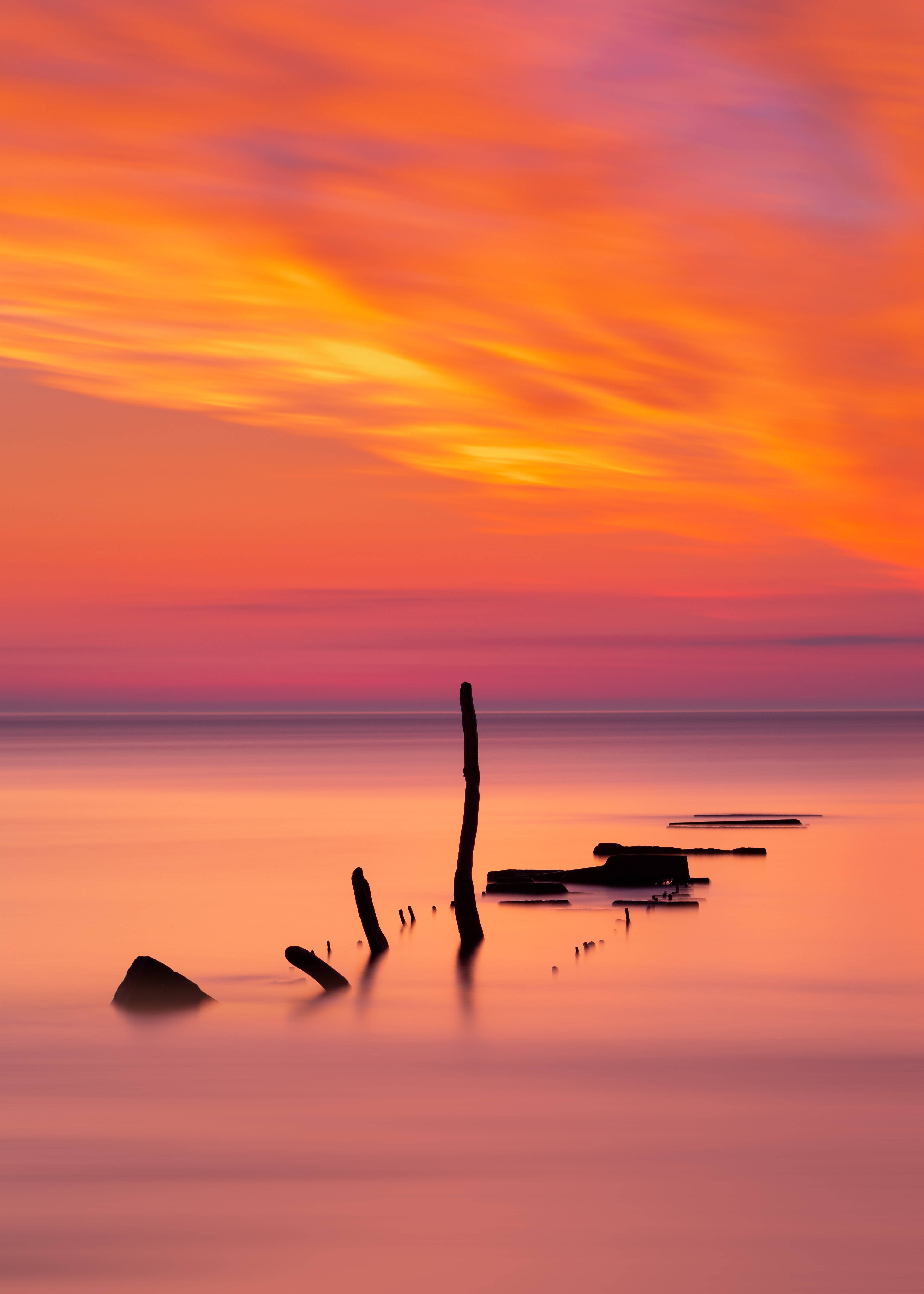 Un atardecer en el océano con horizontes infinitos Fondos de pantalla