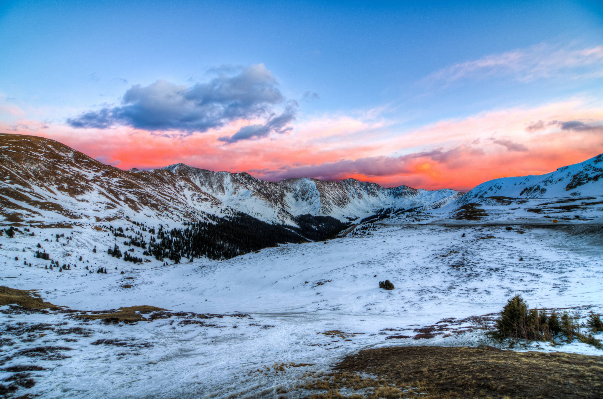 Un Atardecer Épico en la Montaña Fondos de pantalla