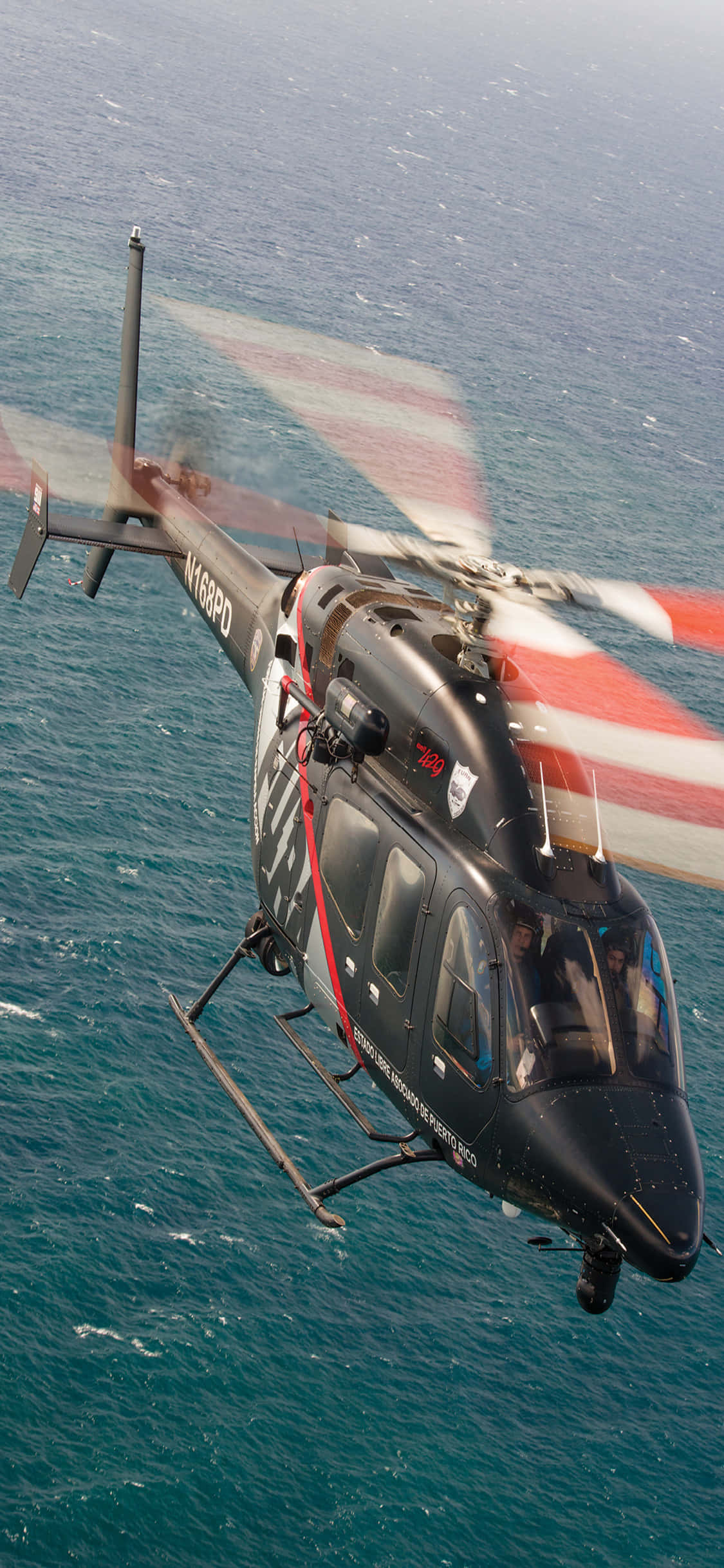 Un audaz paseo en helicóptero sobre un horizonte azul eléctrico Fondos de pantalla