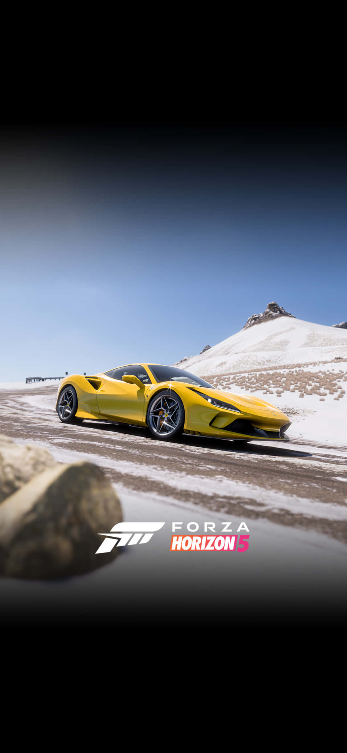 un auto amarillo conduciendo en una montaña nevada Fondos de pantalla