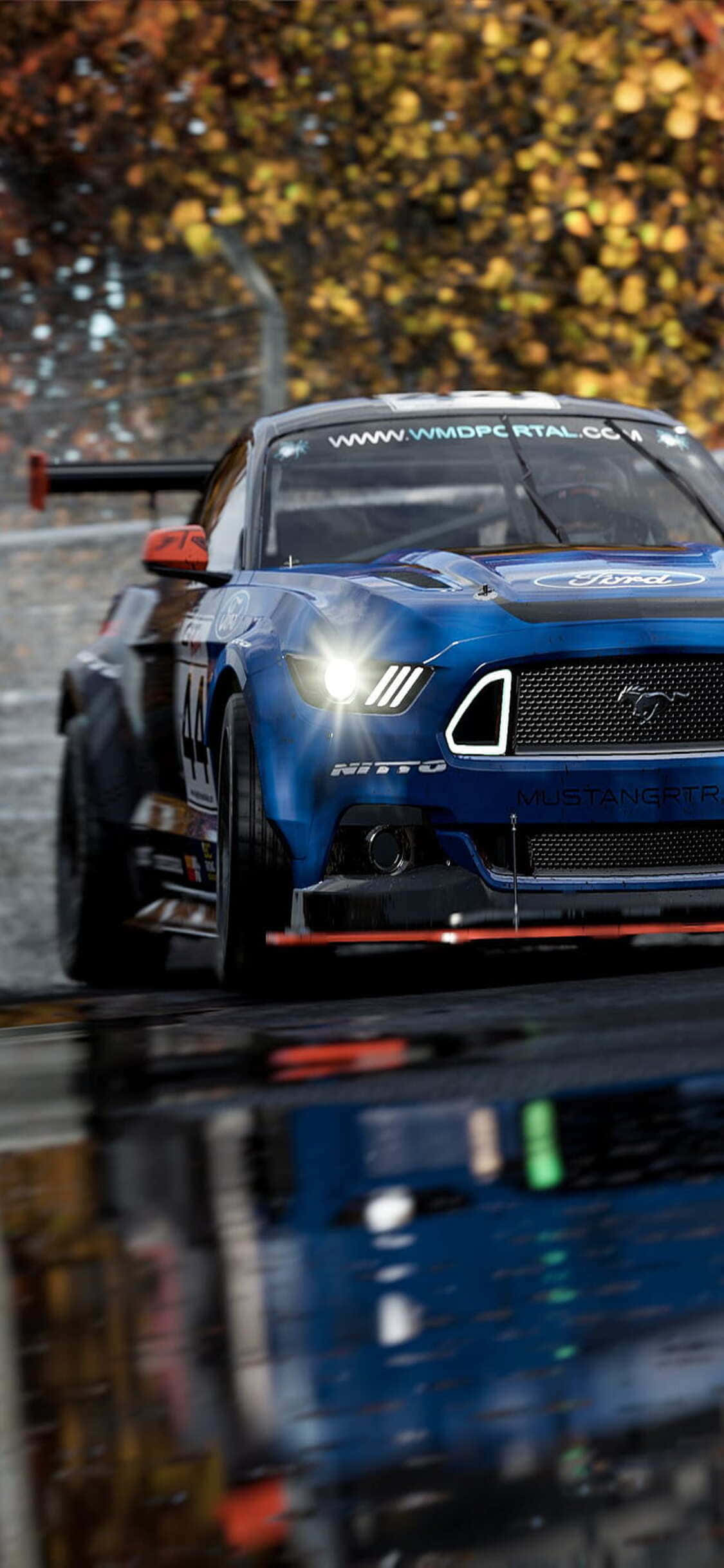 un coche de carreras Mustang azul bajo la lluvia Fondos de pantalla