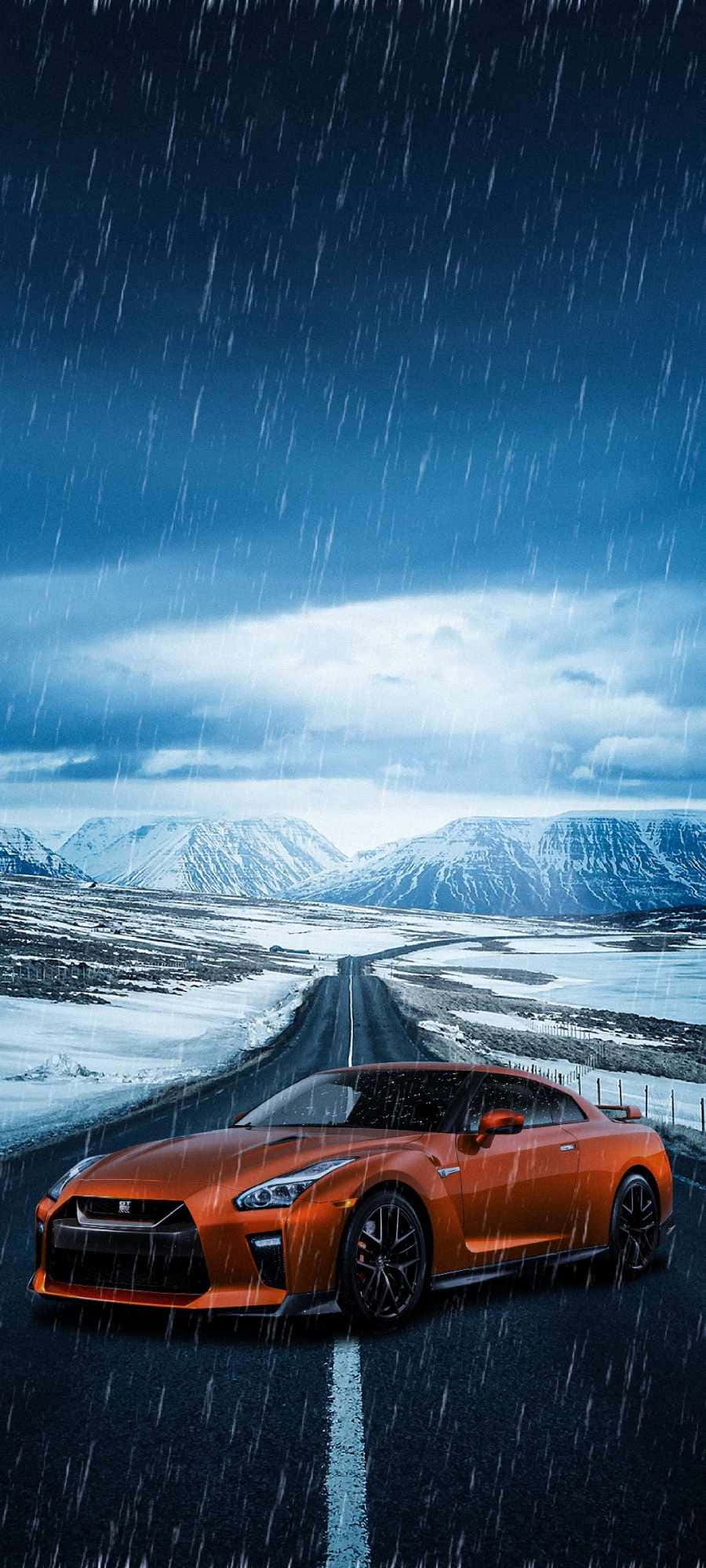 un auto deportivo conduciendo por una carretera bajo la lluvia Fondos de pantalla