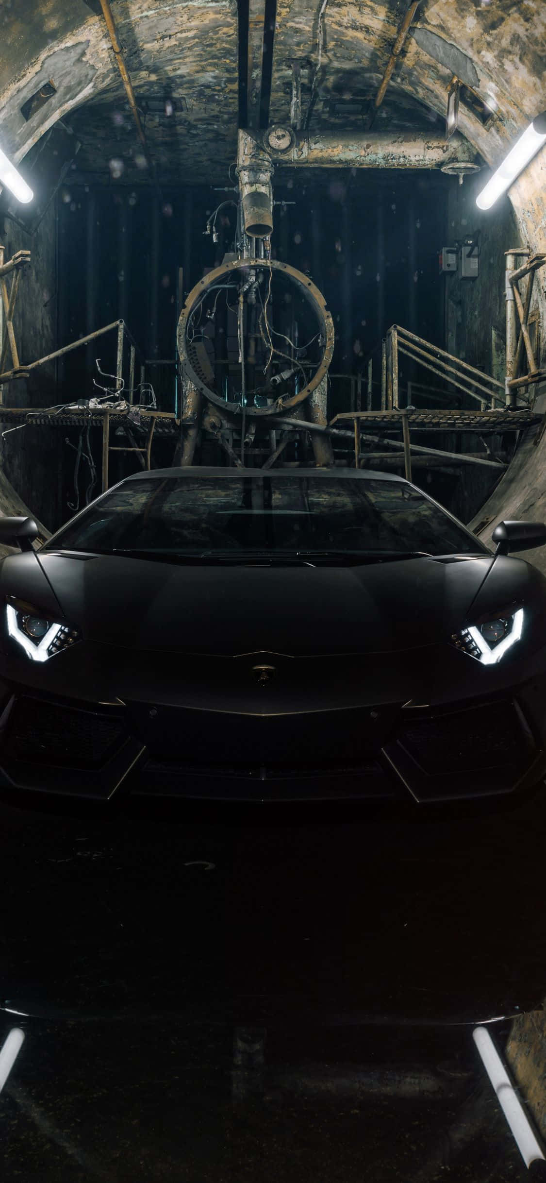 un auto deportivo negro está estacionado en un túnel oscuro Fondos de pantalla