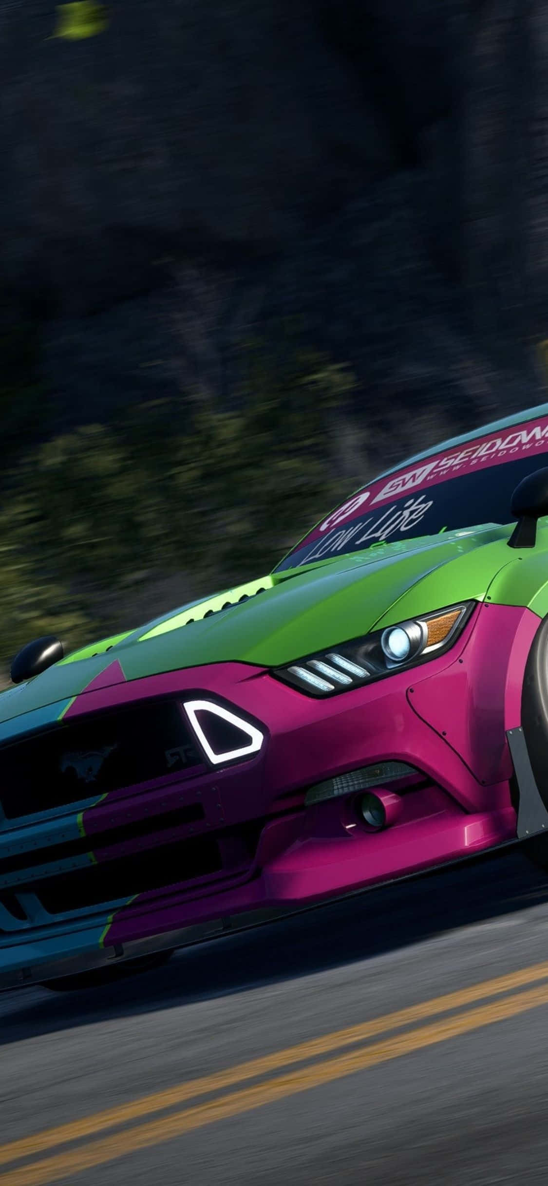 un auto de carreras mustang colorido baja por una montaña Fondos de pantalla