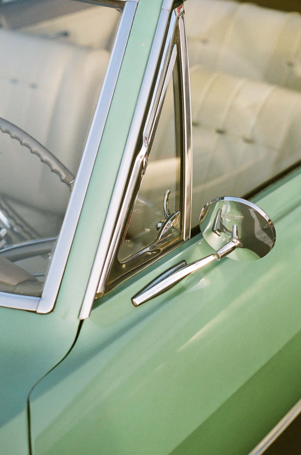 Un auto verde con un espejo en la puerta Fondos de pantalla