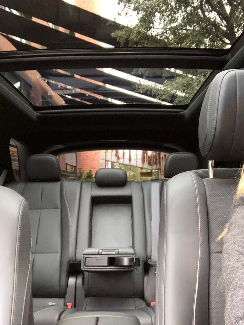 Un automóvil familiar moderno en un viaje por carretera panorámico Fondos de pantalla