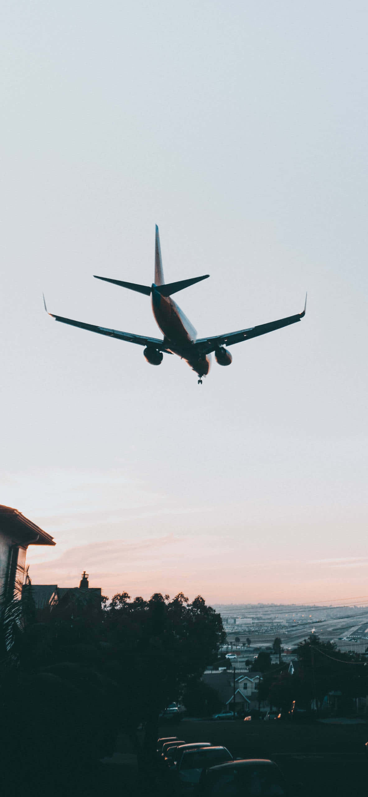 un avión volando sobre una ciudad Fondos de pantalla