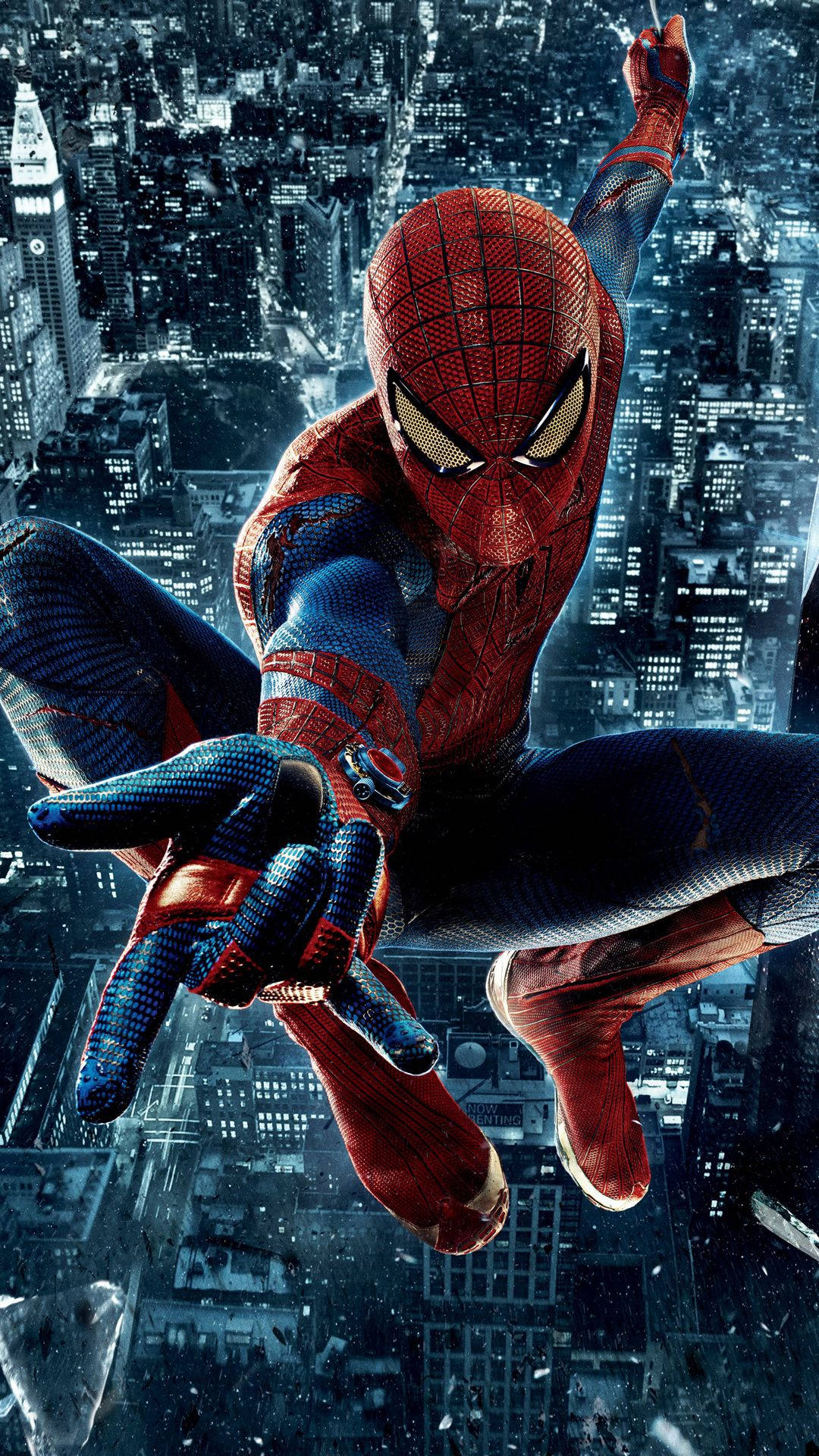 Spiderman usando su telaraña para saltar entre edificios altos, mostrando las luces de la ciudad abajo.