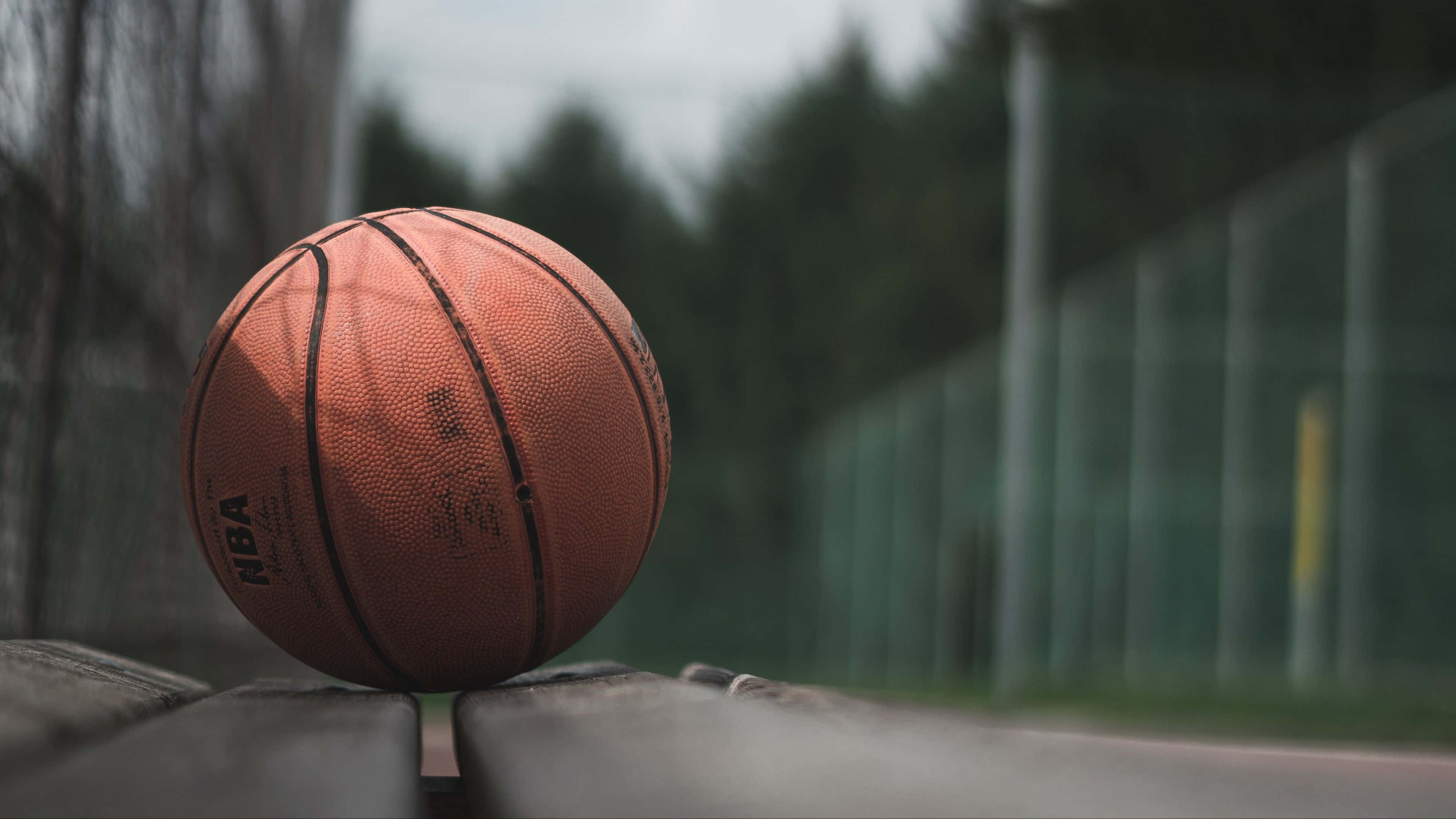 un balón de baloncesto en una banca Fondos de pantalla