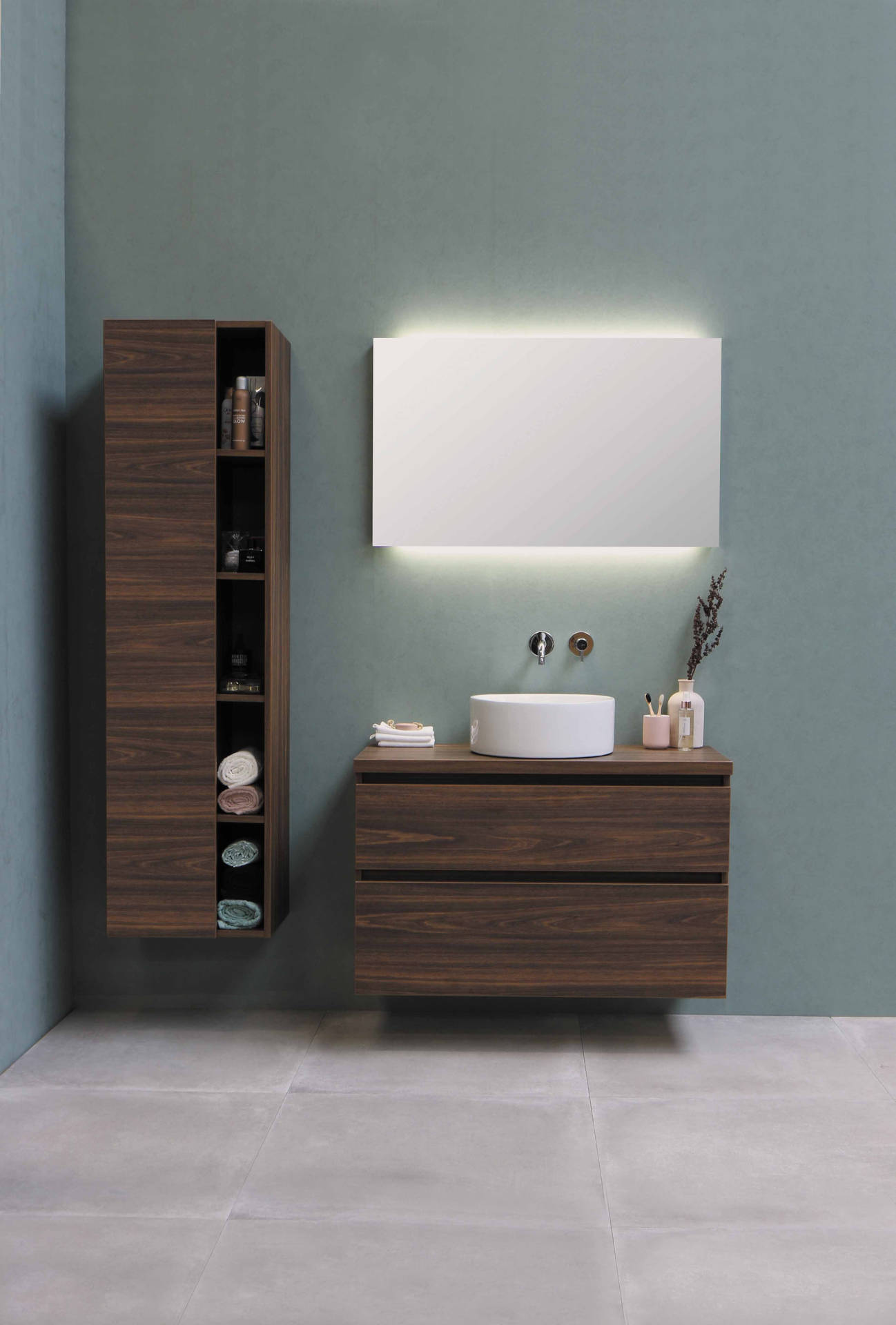 Fondo de pantalla estético simple de una idea de diseño de interior de baño con gabinetes de madera marrón decorativos.