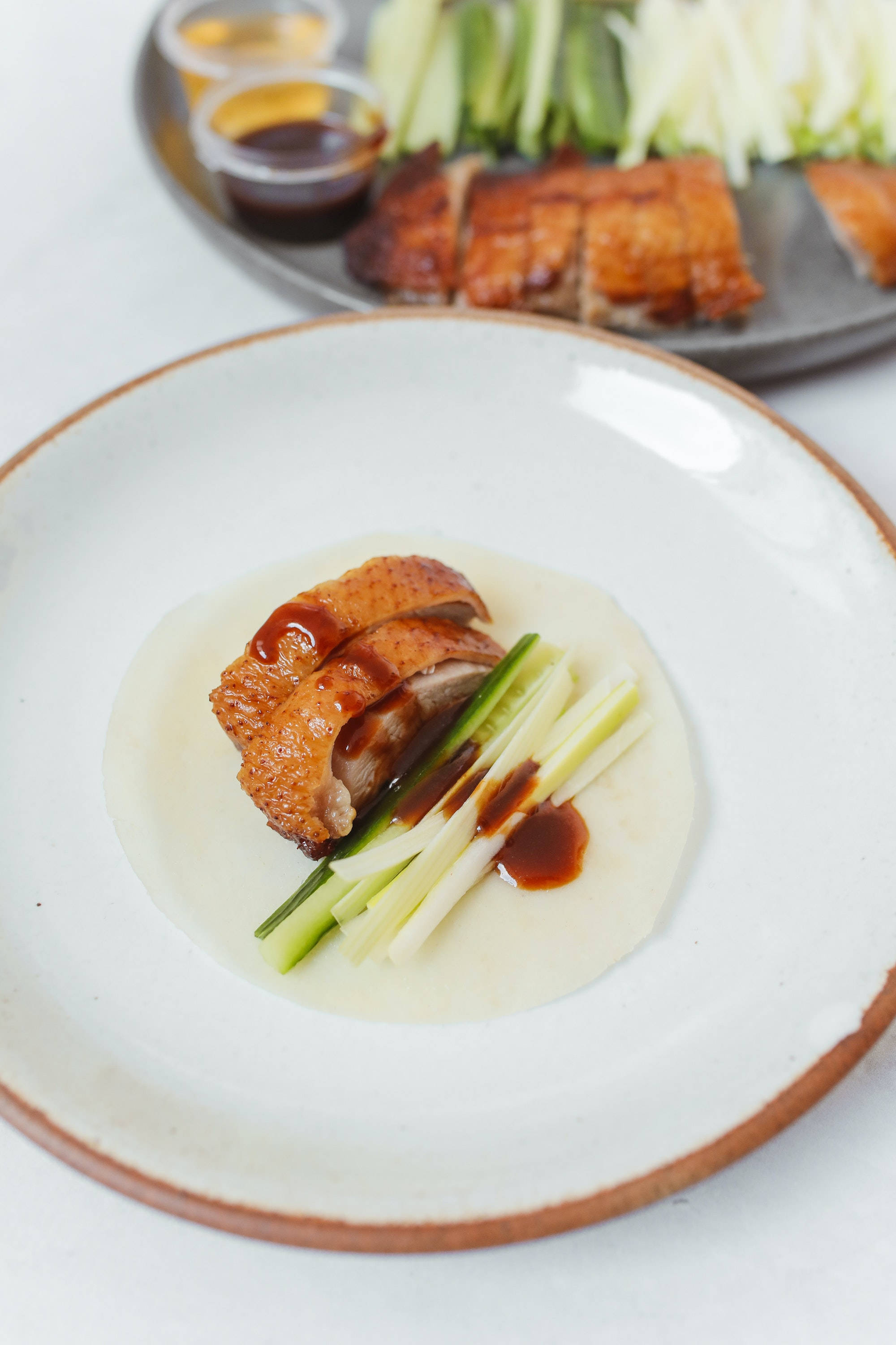 Un Banquete Delicioso de Pato Pekín con Pepinos en Rodajas Fondos de pantalla