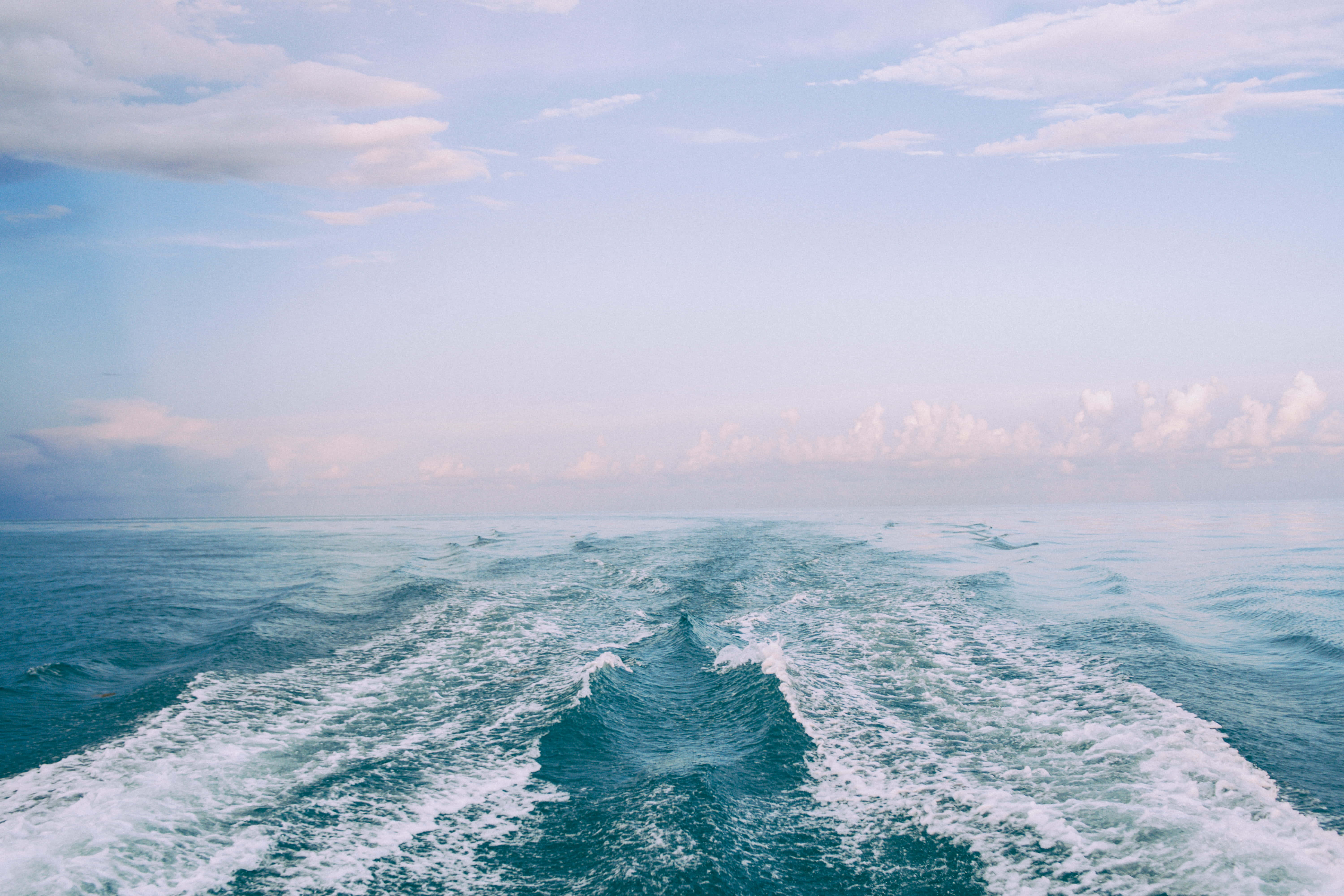 un barco en el océano Fondos de pantalla