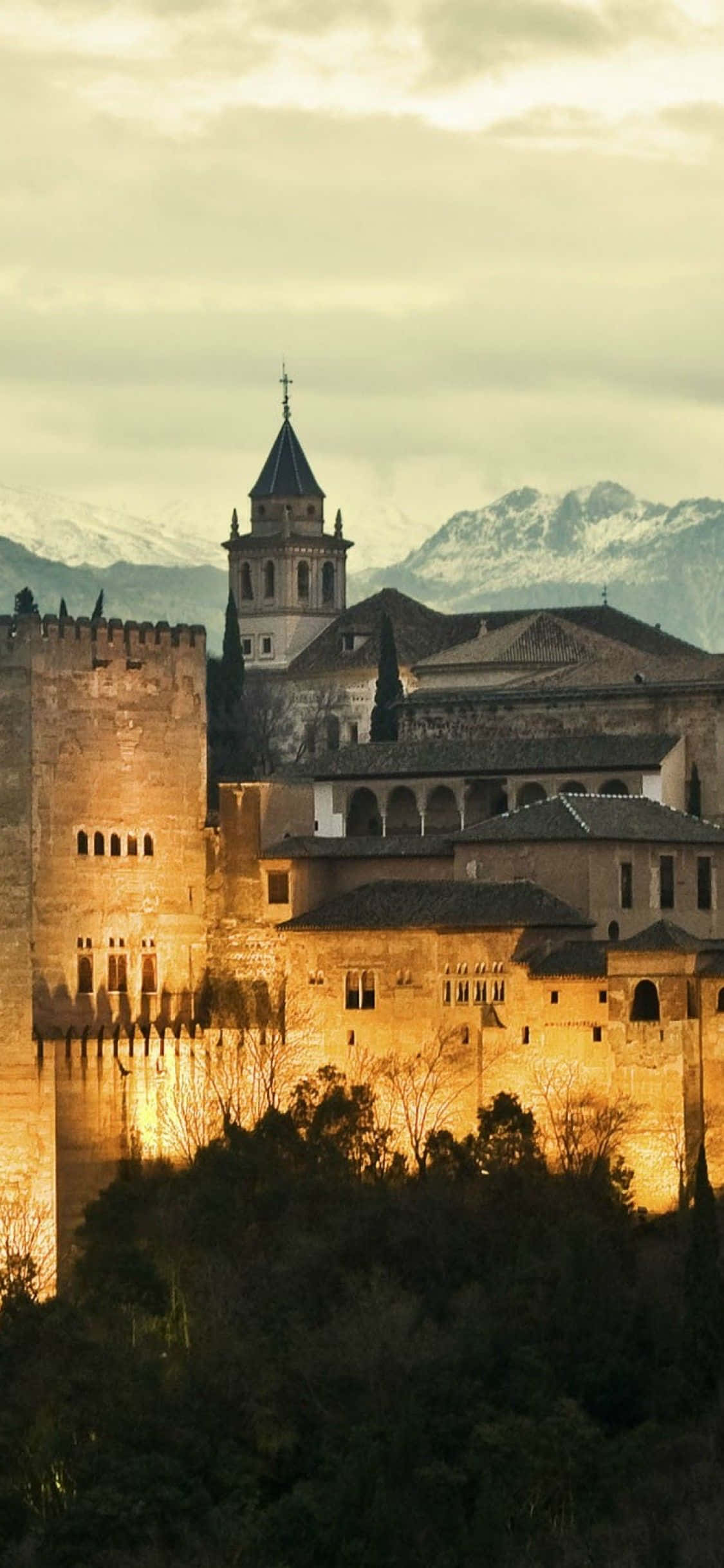 un castillo iluminado de noche en Granada Fondos de pantalla