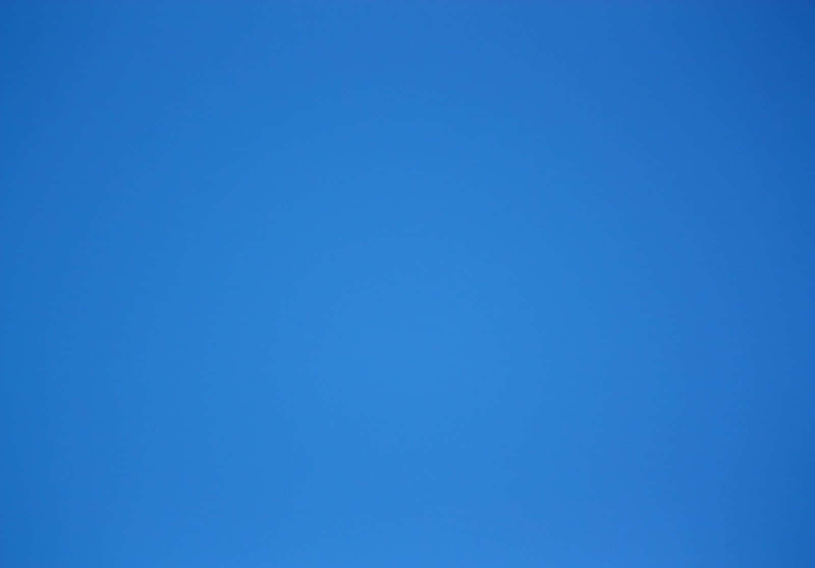 Un cielo azul con una cometa volando Fondos de pantalla