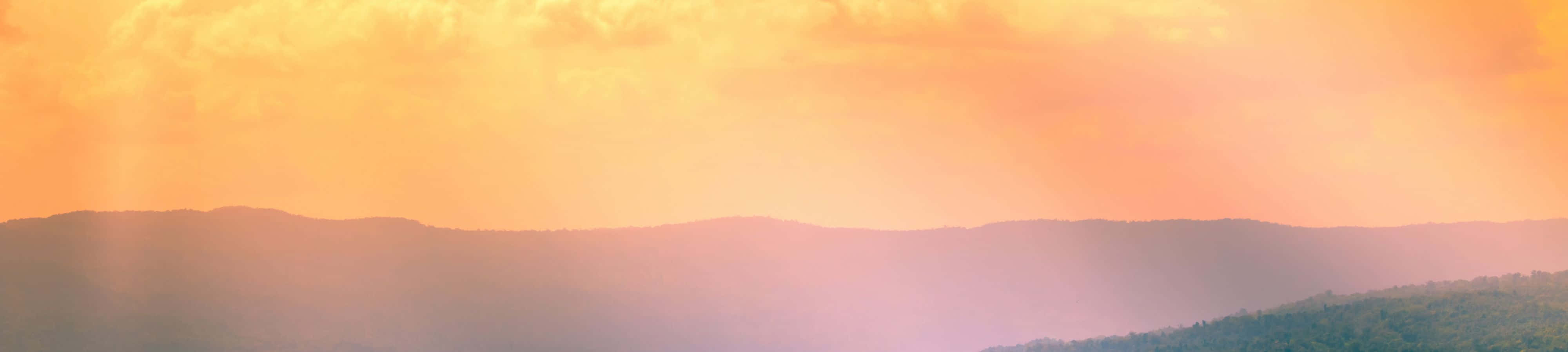 Un Cielo Azul Nítido Reflejado en Lagos Alpinos Brillantes Fondos de pantalla