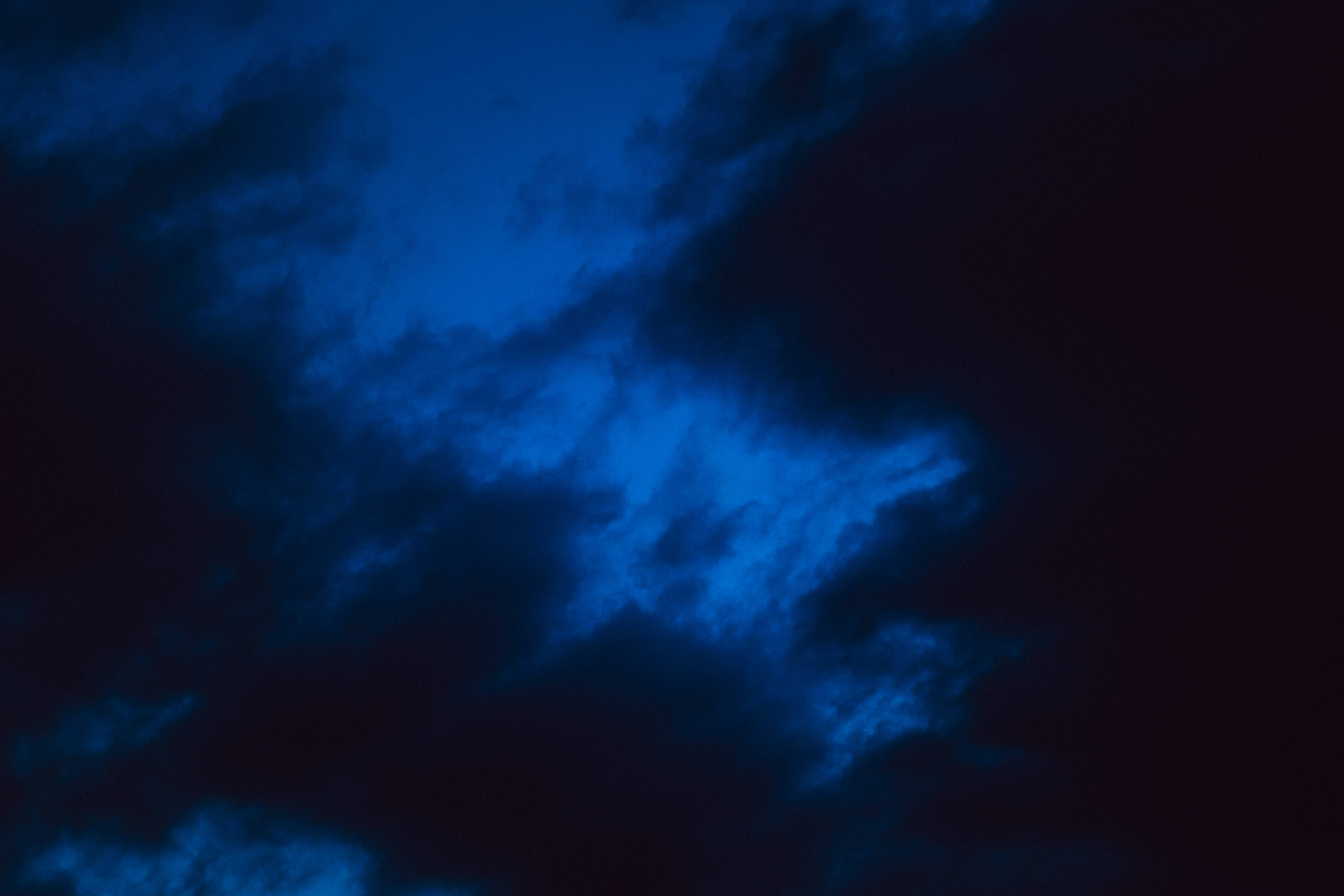 Un cielo azul oscuro lleno de nubes increíbles y dinámicas Fondos de pantalla