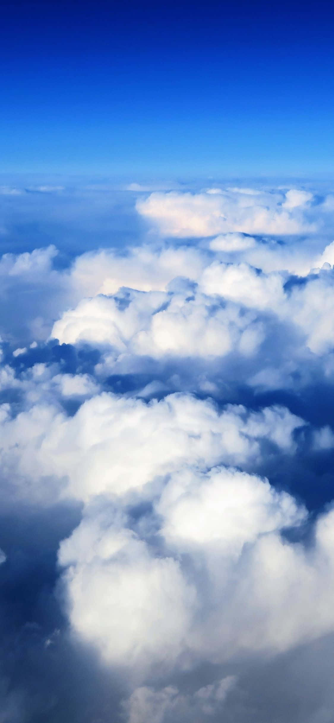 Un cielo azul perfecto con hermosas nubes blancas Fondos de pantalla