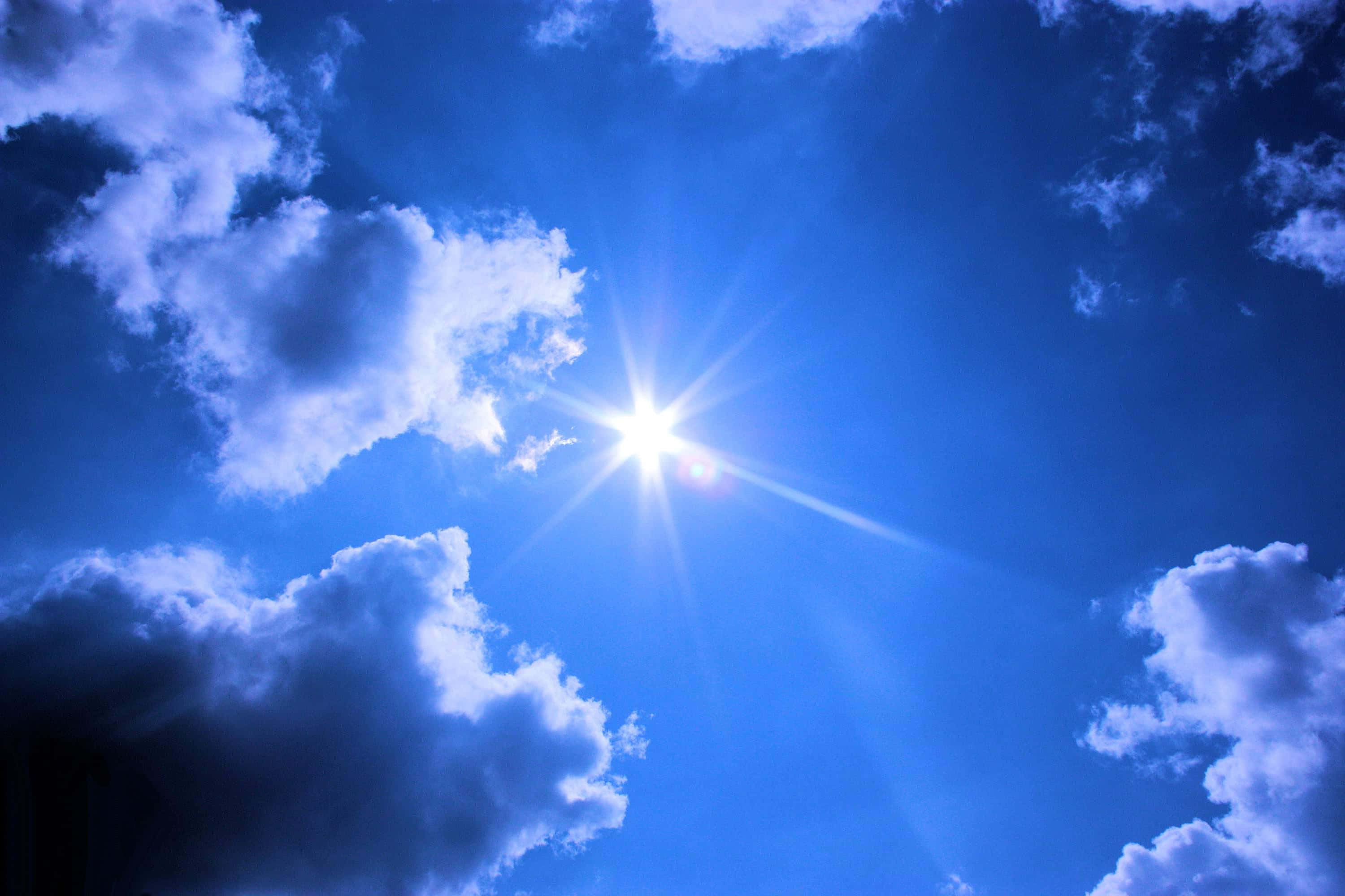 Un cielo azul pintoresco salpicado de nubes blancas esponjosas Fondos de pantalla