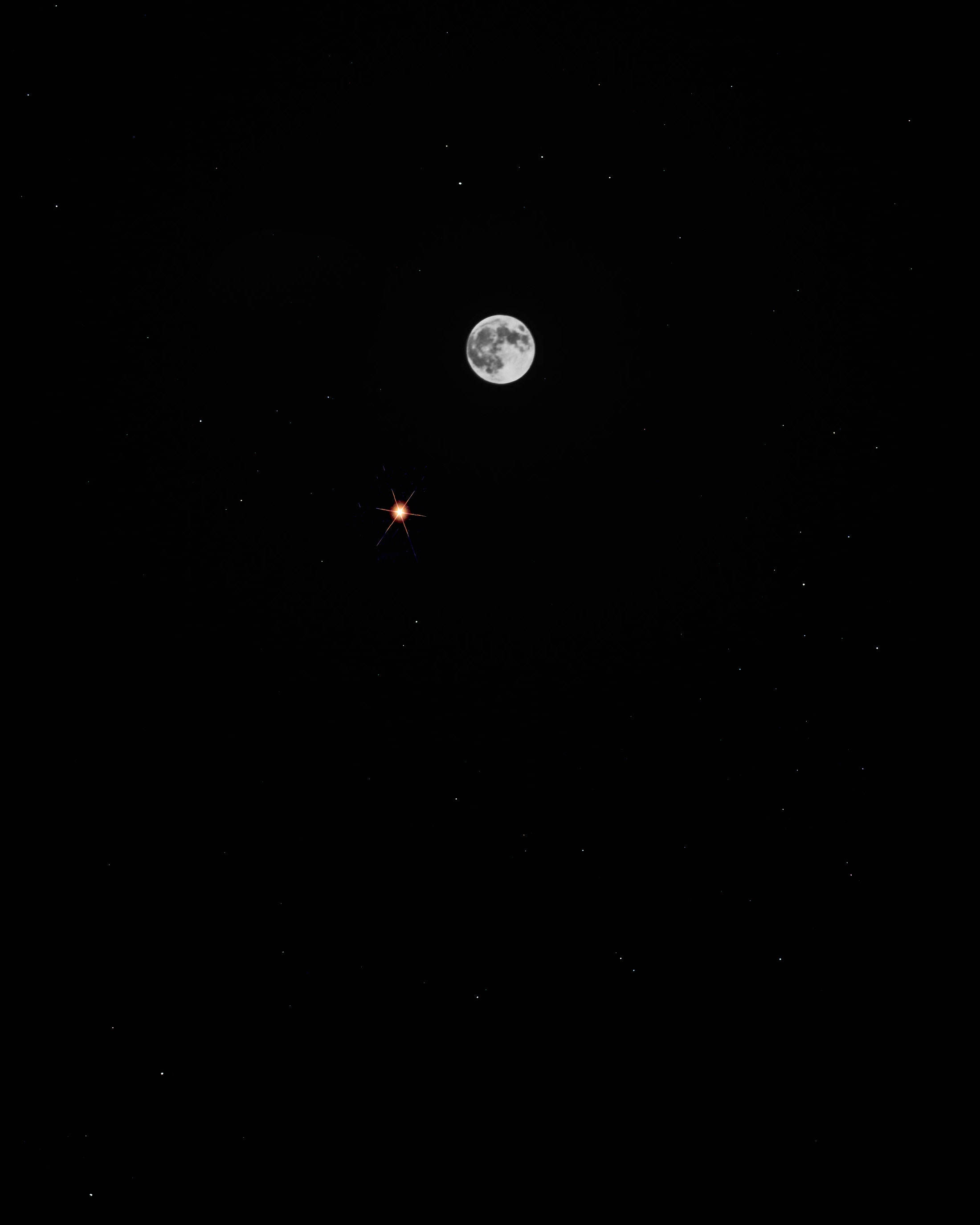 Un cielo nocturno sereno y calmante con luna creciente, estrellas titilantes y nubes suaves Fondos de pantalla