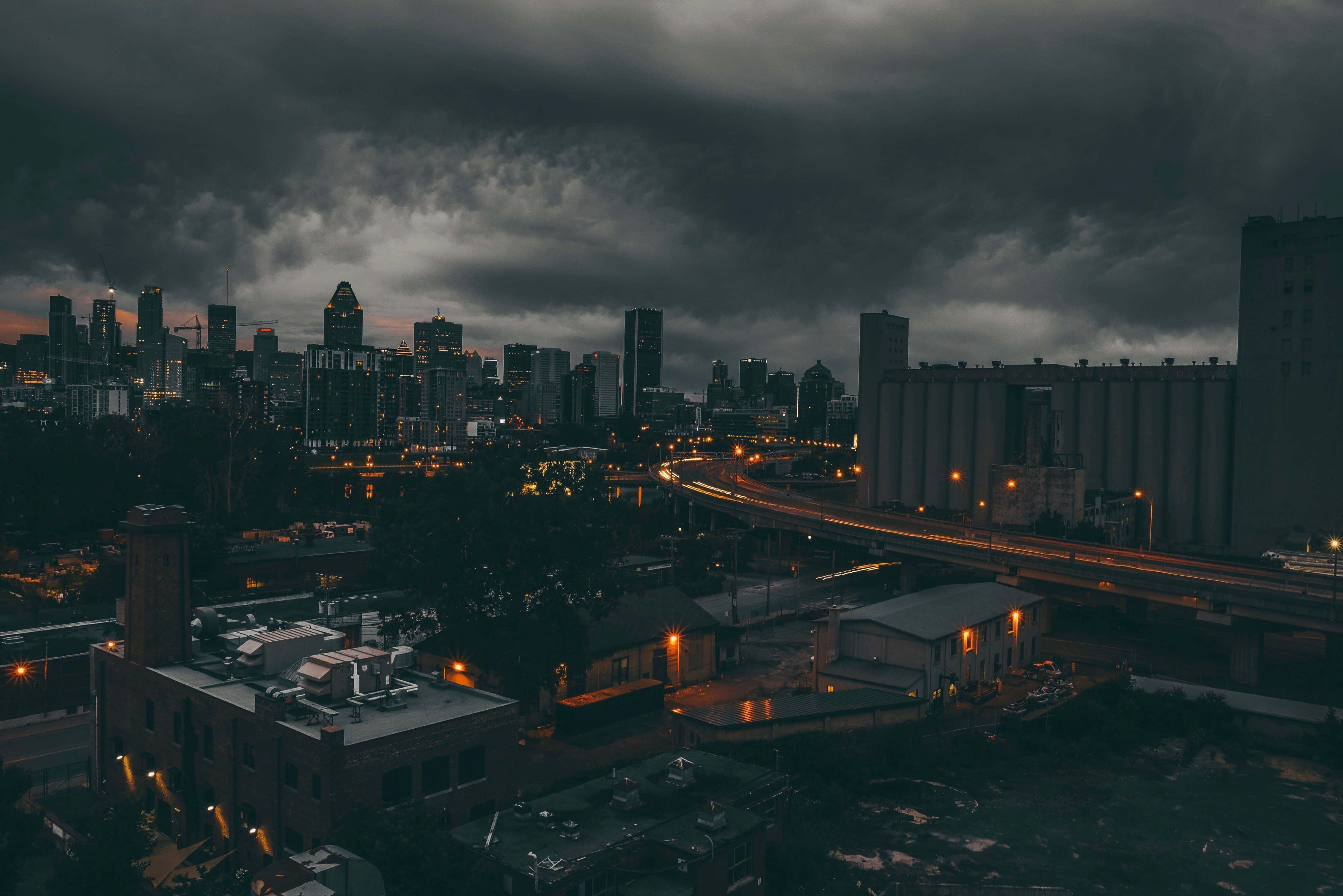 un cielo oscuro sobre una ciudad Fondos de pantalla