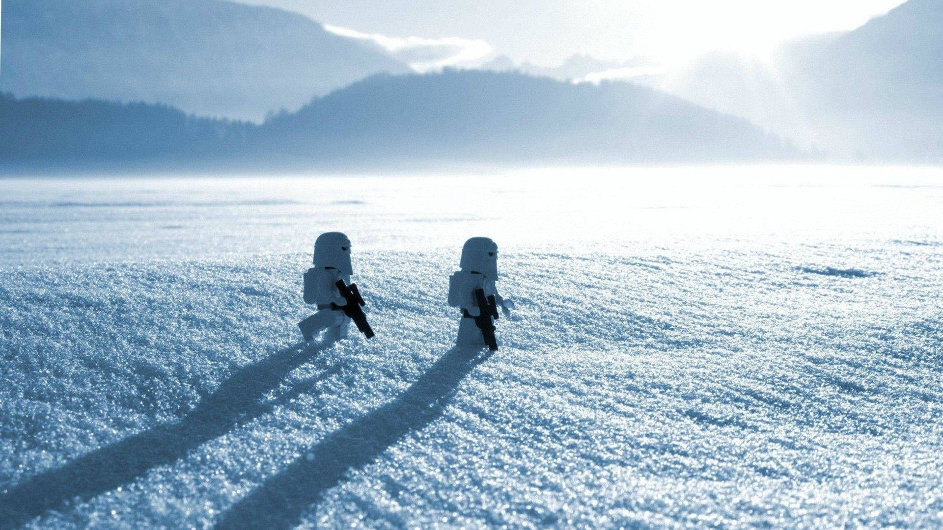 Fondo de pantalla de Star Wars de un clon trooper caminando sobre hielo durante un brillante invierno soleado