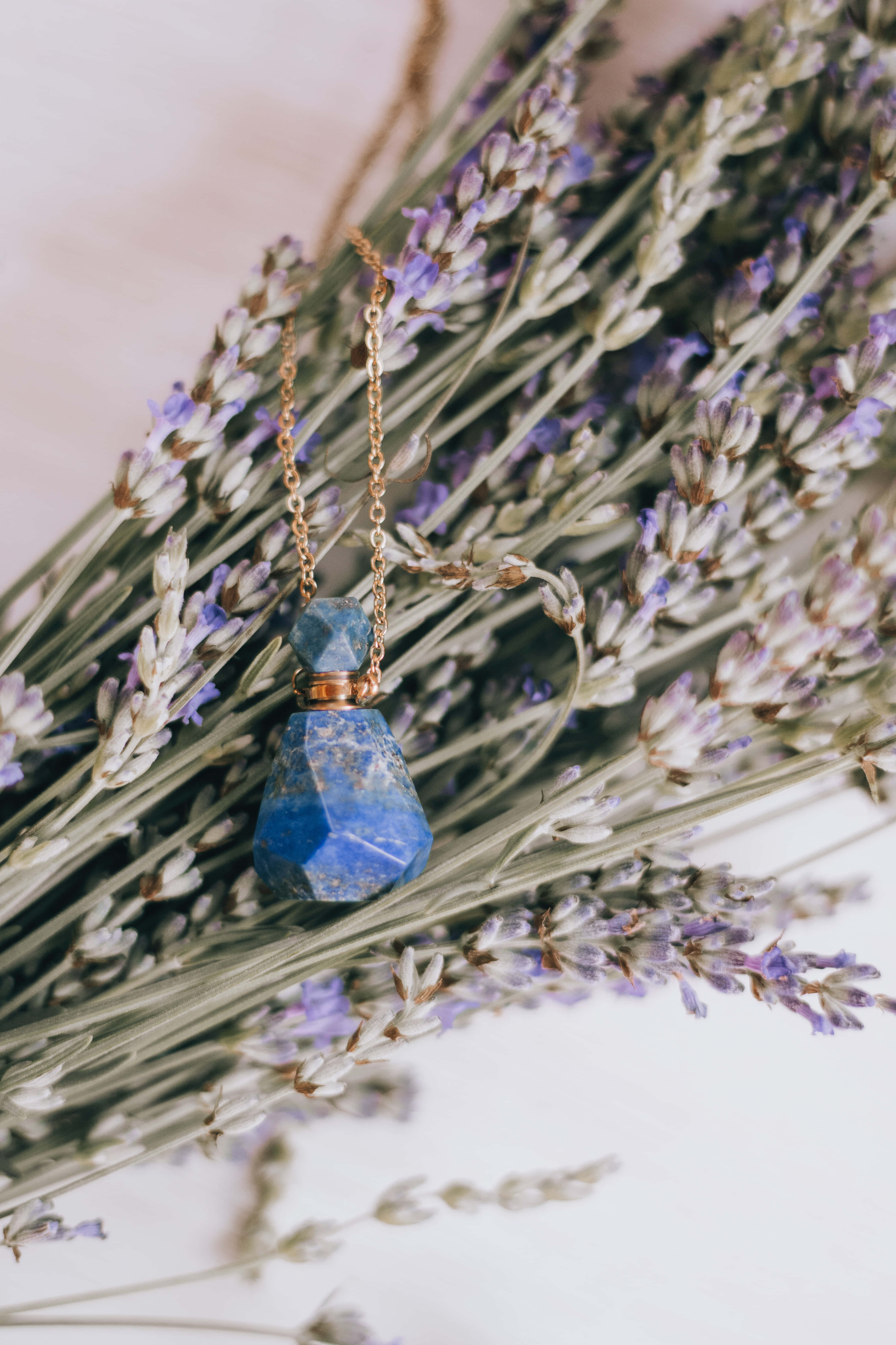 un colgante de piedra azul con flores de lavanda Fondos de pantalla