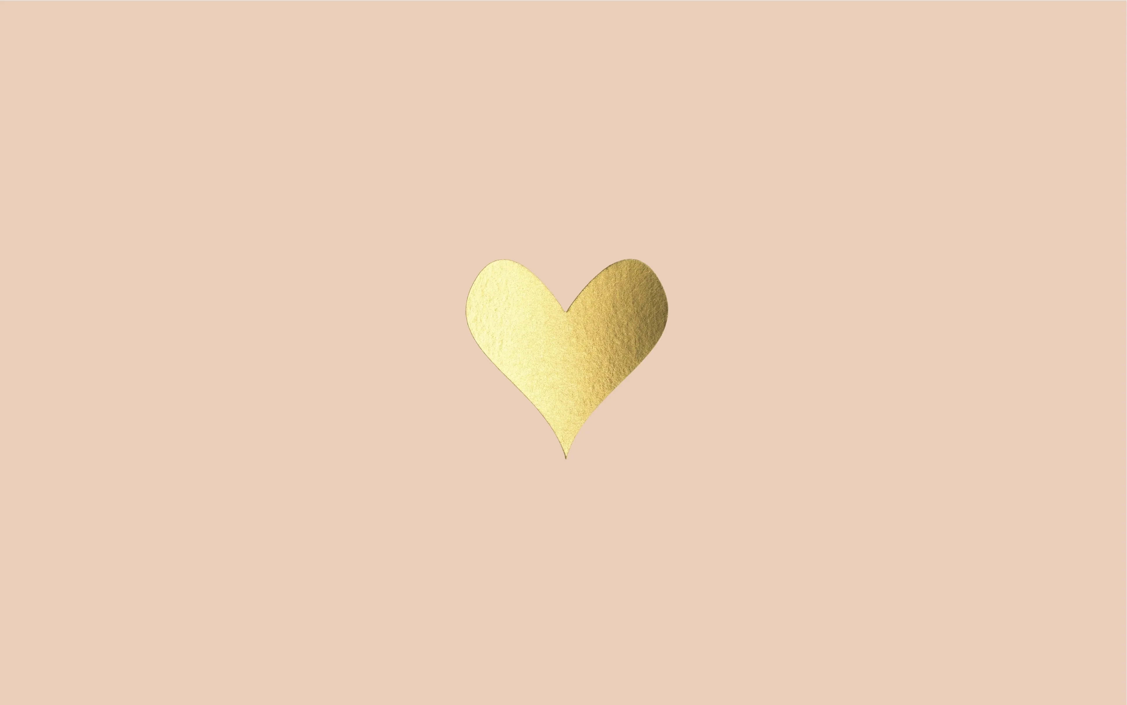 un corazón dorado sobre un fondo beige Fondos de pantalla
